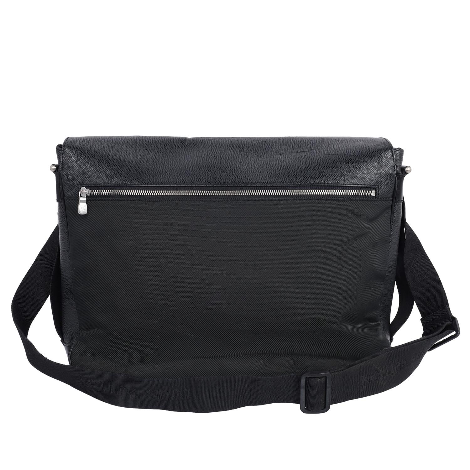 Louis Vuitton Taiga Dersou Messenger Business Bag Black  For Sale 4