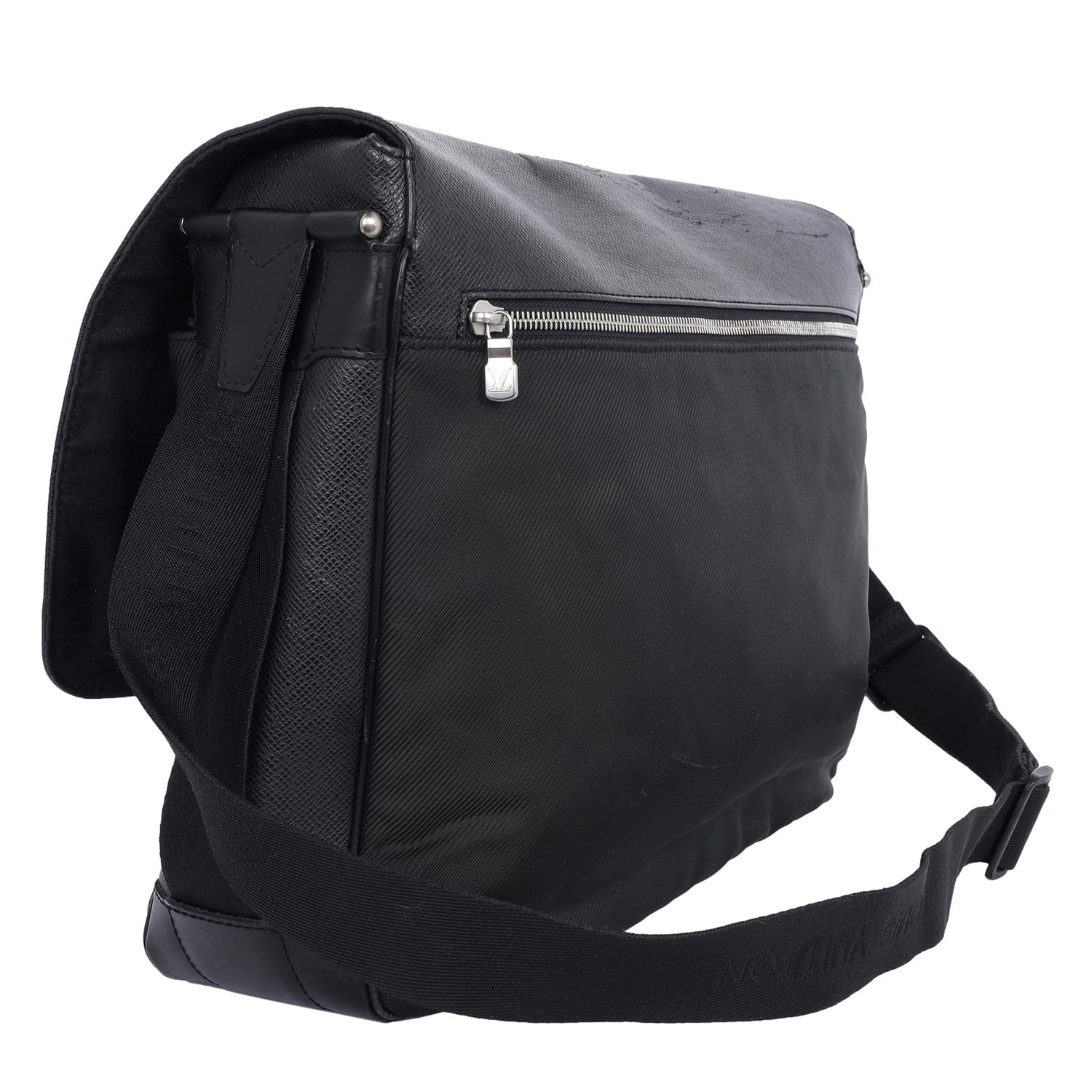 Louis Vuitton Taiga Dersou Messenger Business Bag Black  For Sale 5
