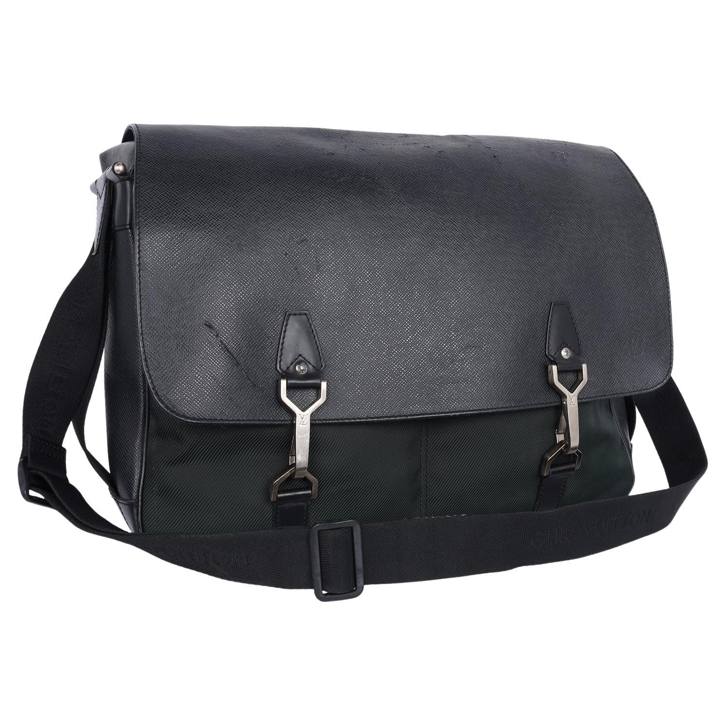 Louis Vuitton Taiga Dersou Messenger Business Bag Black  en vente