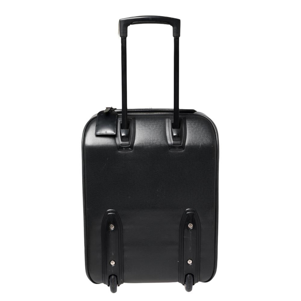 The Pégase 45 by Louis Vuitton is a classic travel bag. Crafted from durable ardoise taiga leather, this luggage bag features a telescopic handle and interior zipper pockets. With optimized storage space, this two-wheeled bag will take you anywhere