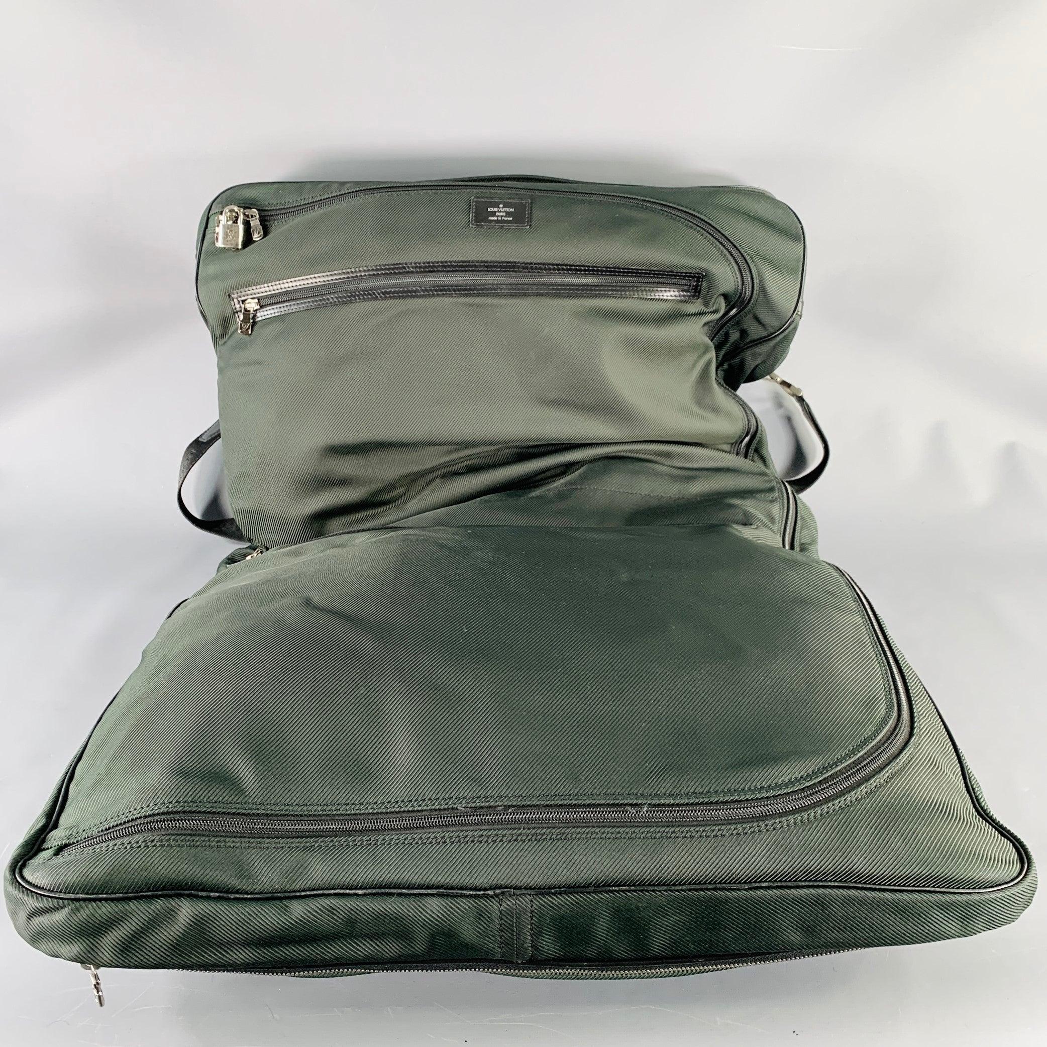 LOUIS VUITTON Taiga Portable Gibeciere Ardoise Green Black Two Tone Nylon Leather Travel Suitcase Bag For Sale 4
