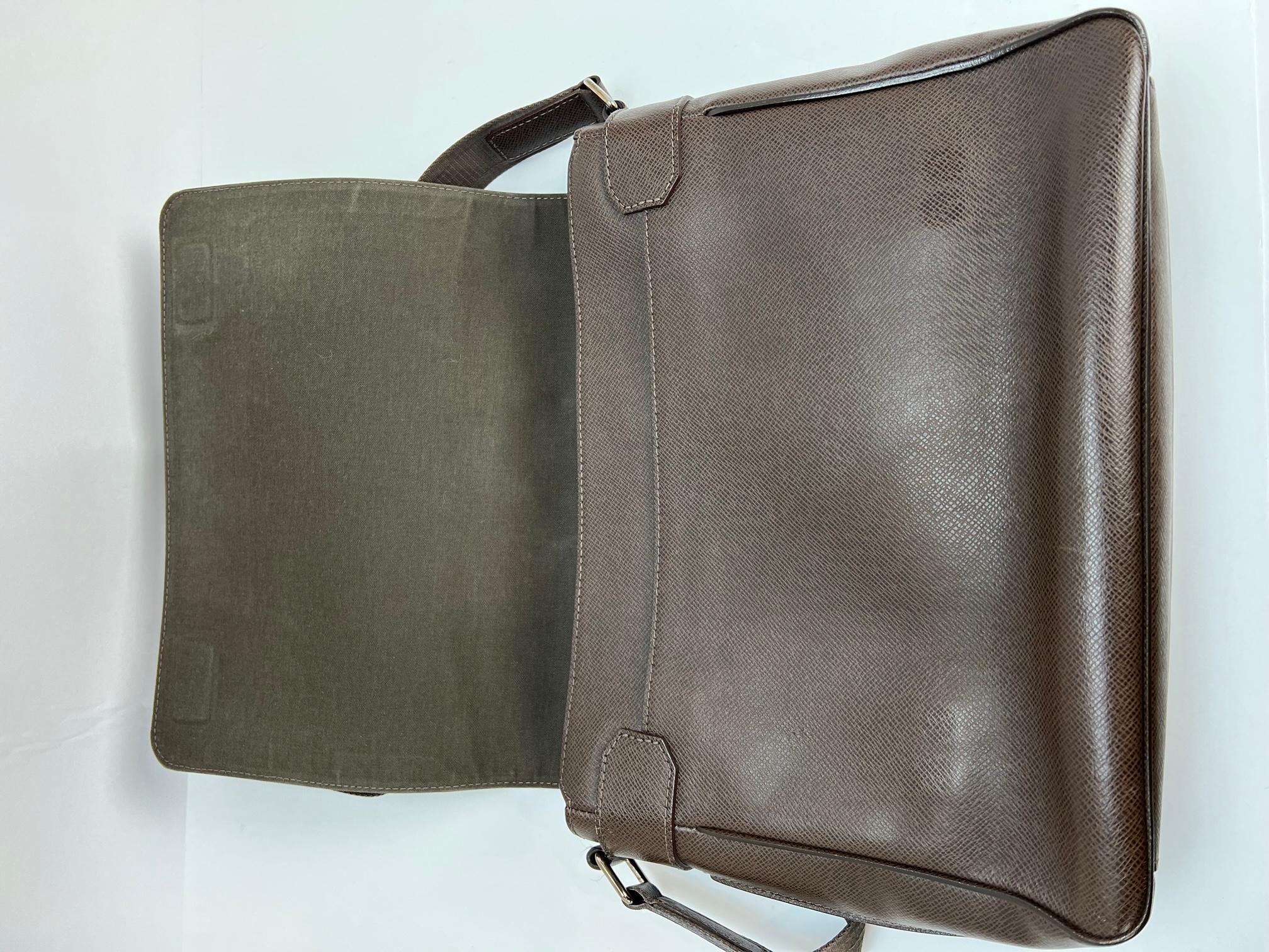 LOUIS VUITTON Taiga Roman MM Messenger Grizzli Leather Bag  For Sale 6