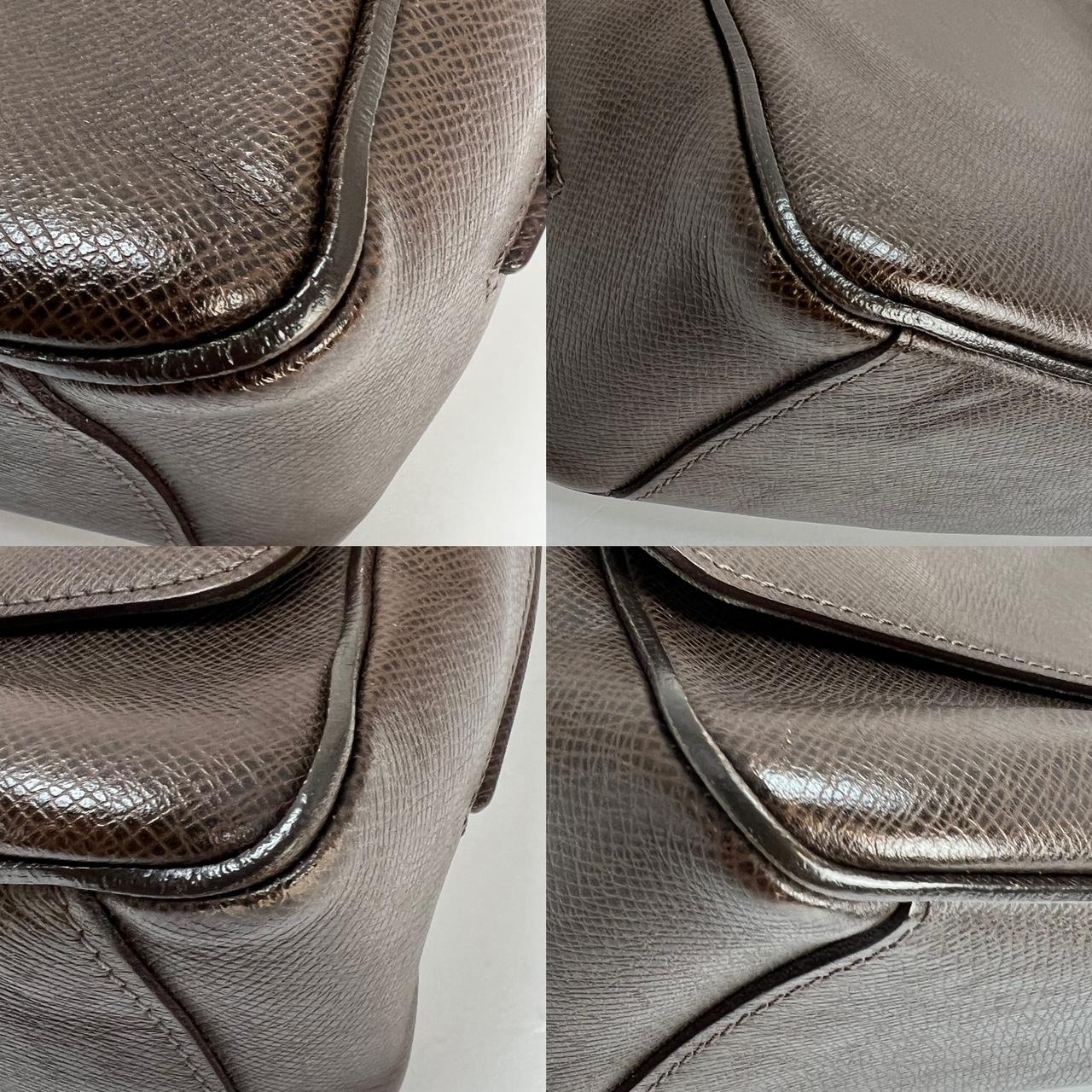 LOUIS VUITTON Sac à main Taiga Roman MM Messenger en cuir Grizzli  en vente 9