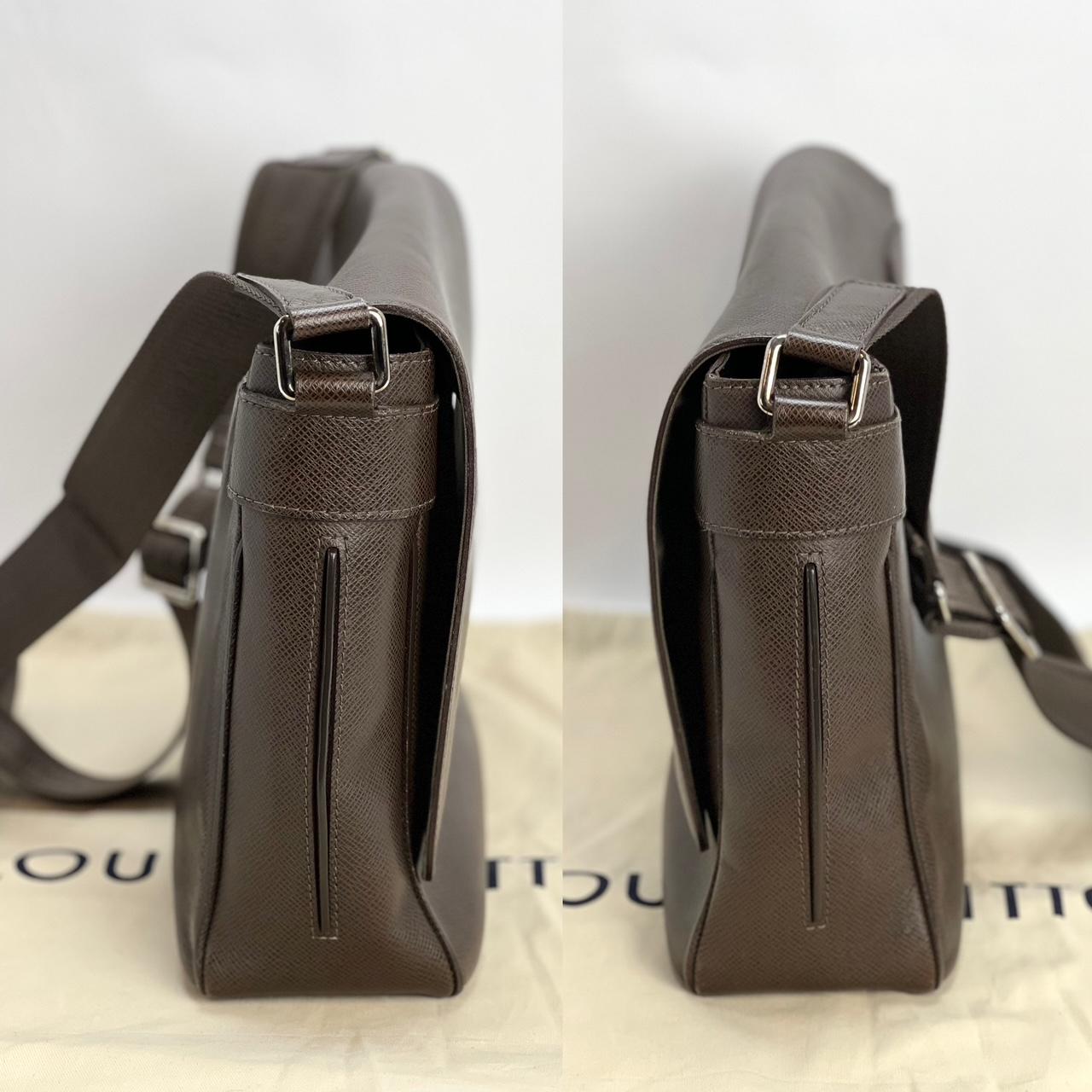 Pre-Owned  100% Authentic
LOUIS VUITTON Taiga Roman MM Messenger Grizzli Leather Bag
RATING: A...excellent, near mint, has little to no
signs of use
MATERIAL: Taiga leather
STRAP: adjustable canvas
DROP: 15'' to 27''
COLOR:  taupe,