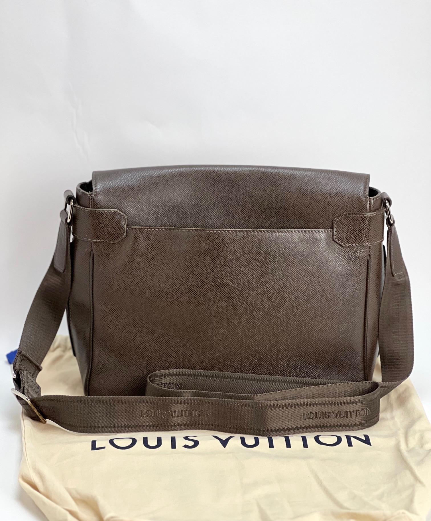 LOUIS VUITTON Taiga Roman MM Messenger Grizzli Leather Bag  In Excellent Condition For Sale In Freehold, NJ