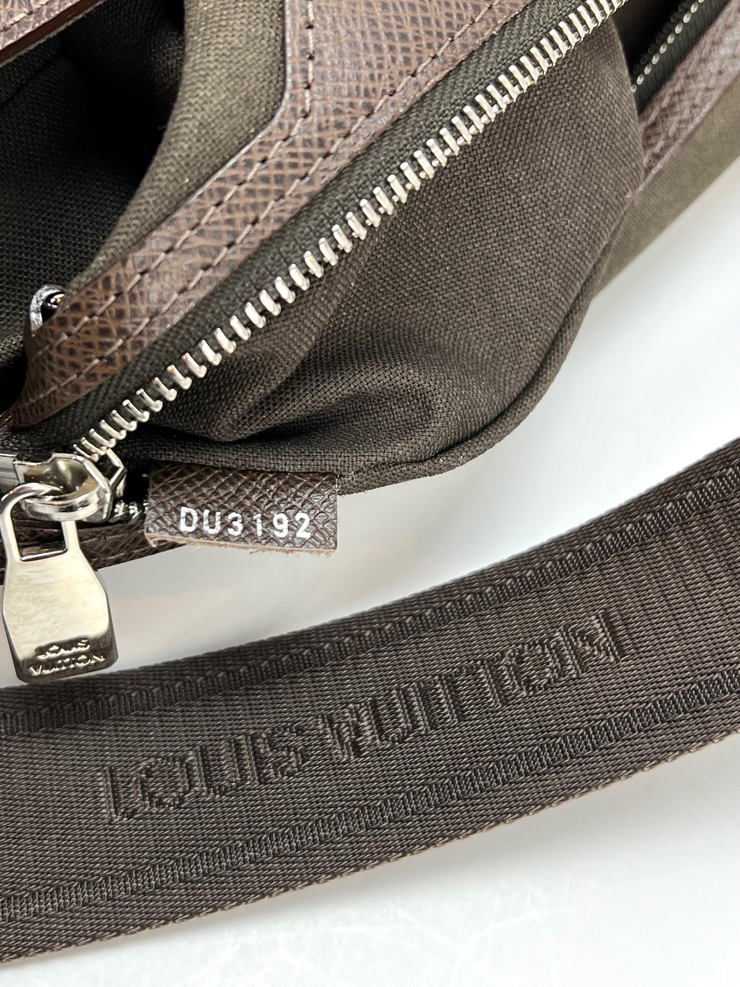 Women's or Men's LOUIS VUITTON Taiga Roman MM Messenger Grizzli Leather Bag  For Sale