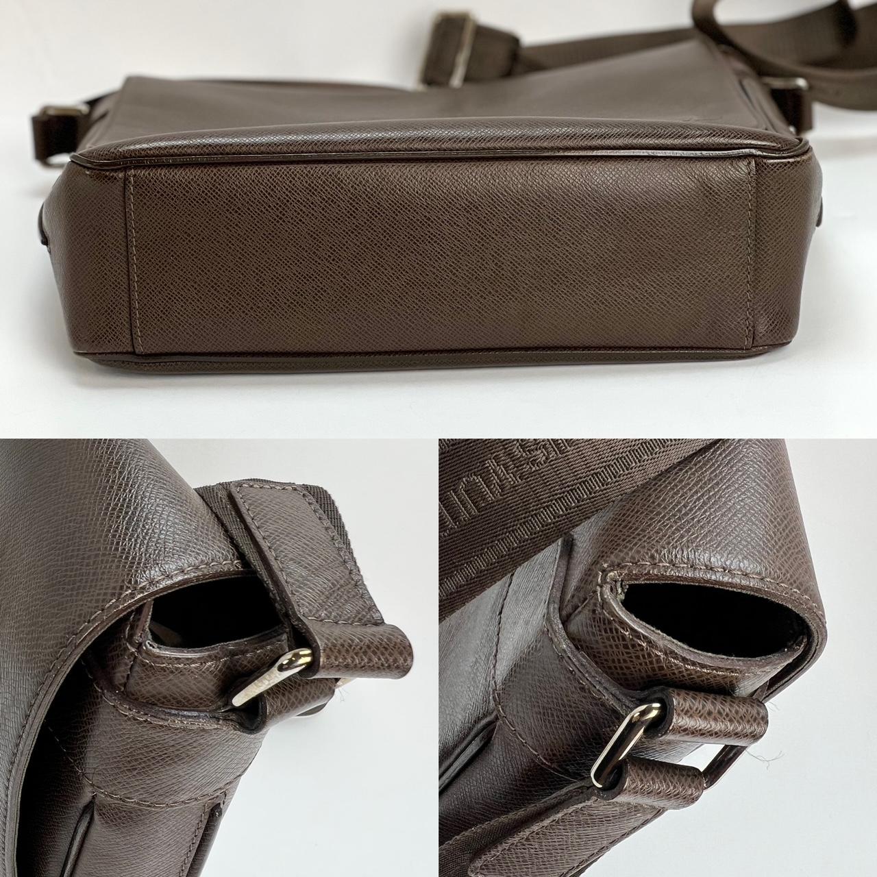 LOUIS VUITTON Taiga Roman MM Messenger Grizzli Leather Bag  For Sale 1