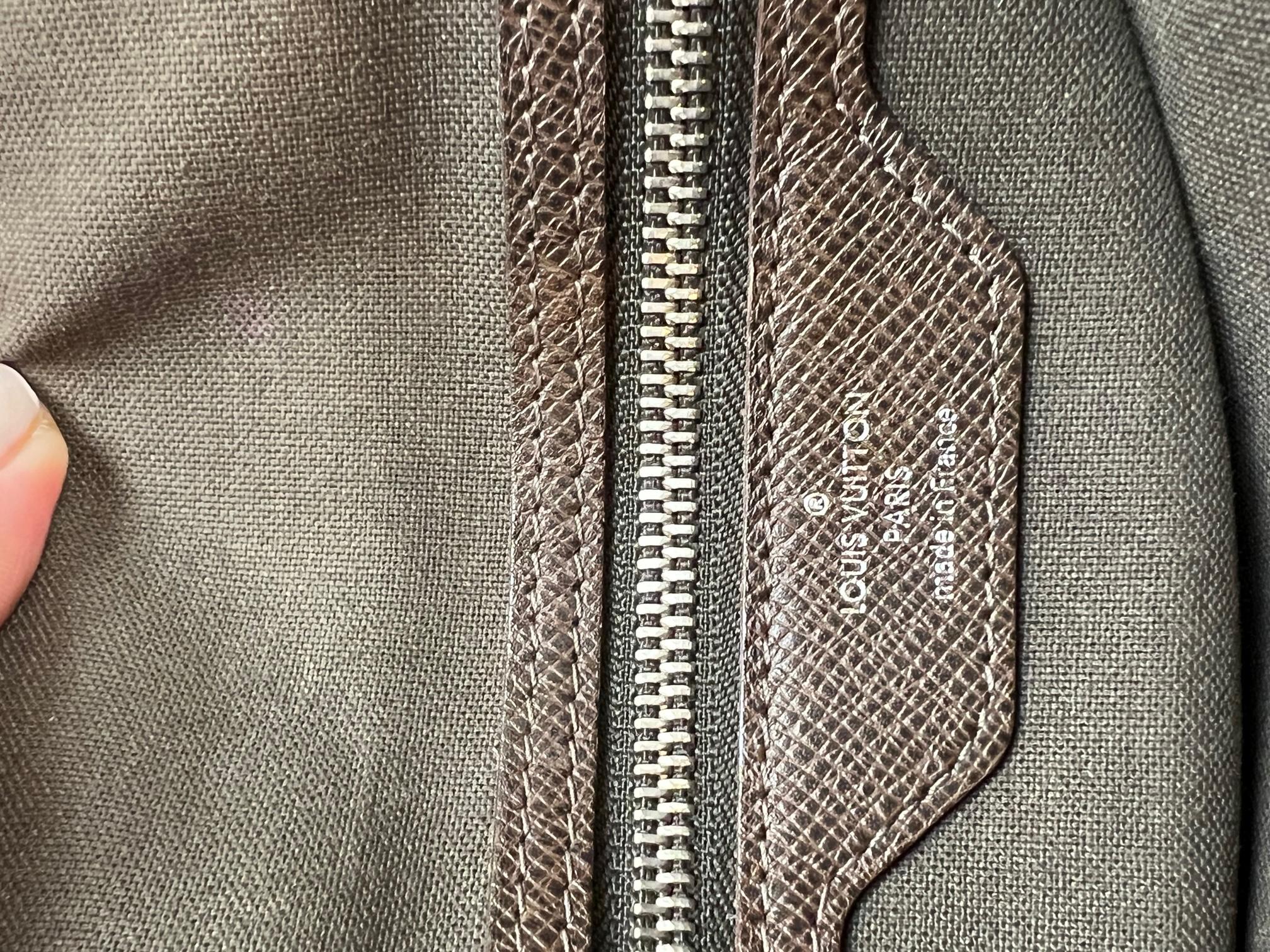LOUIS VUITTON Taiga Roman MM Messenger Grizzli Leather Bag For Sale 2