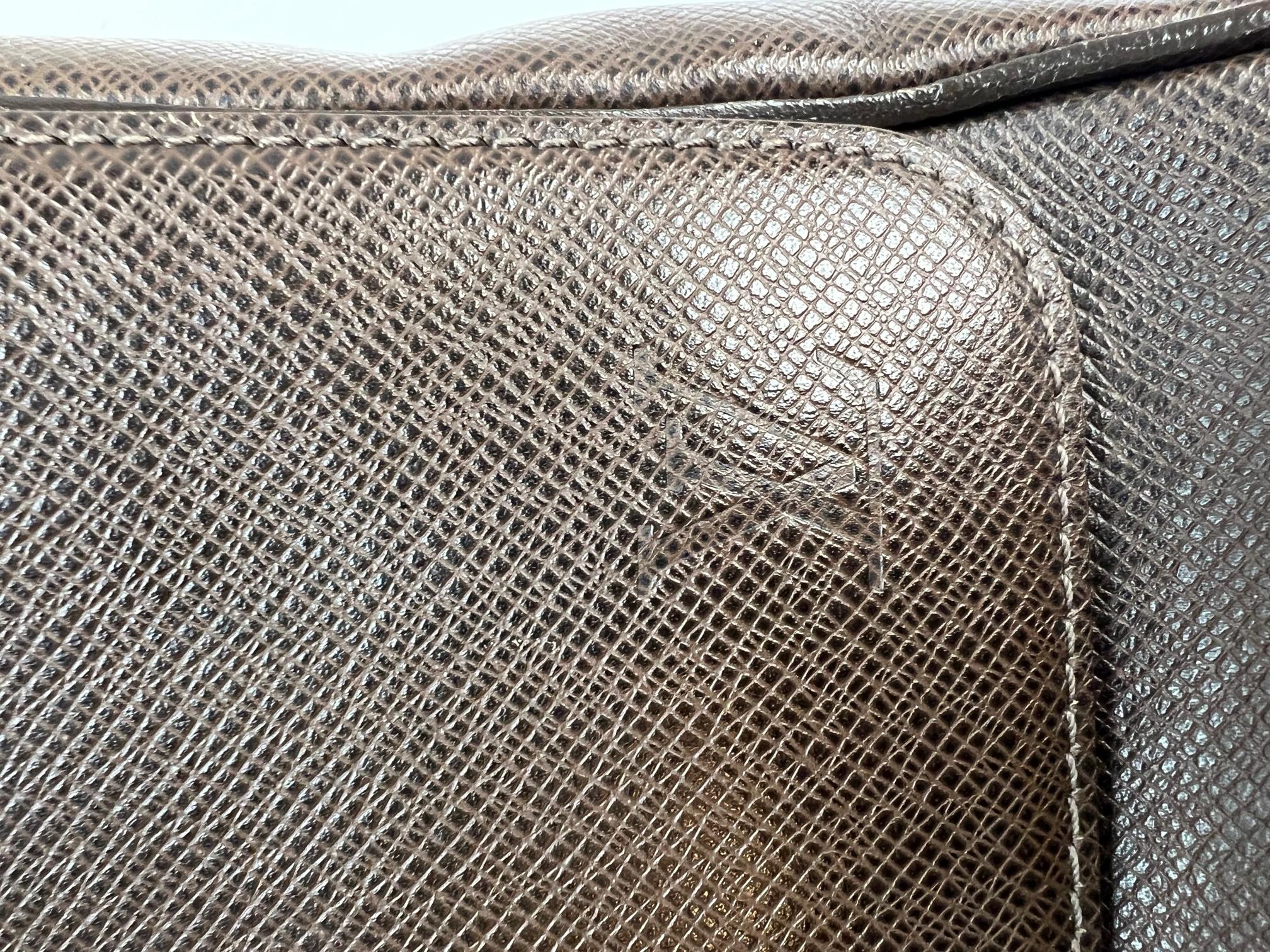 LOUIS VUITTON Taiga Roman MM Messenger Grizzli Leather Bag For Sale 4