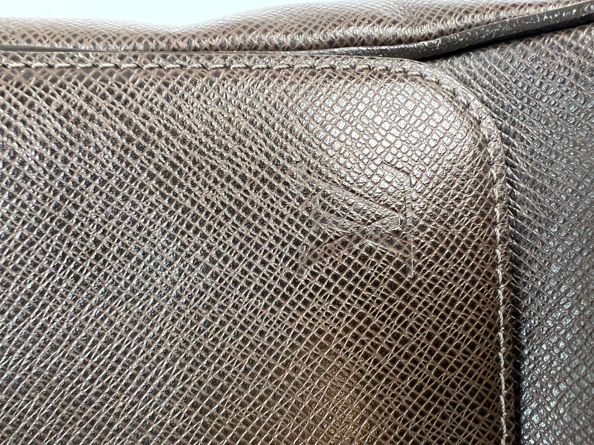 LOUIS VUITTON Sac à main Taiga Roman MM Messenger en cuir Grizzli  en vente 5