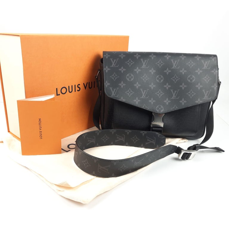 Louis Vuitton Taïgarama Black leather Messengerama bag For Sale at 1stDibs