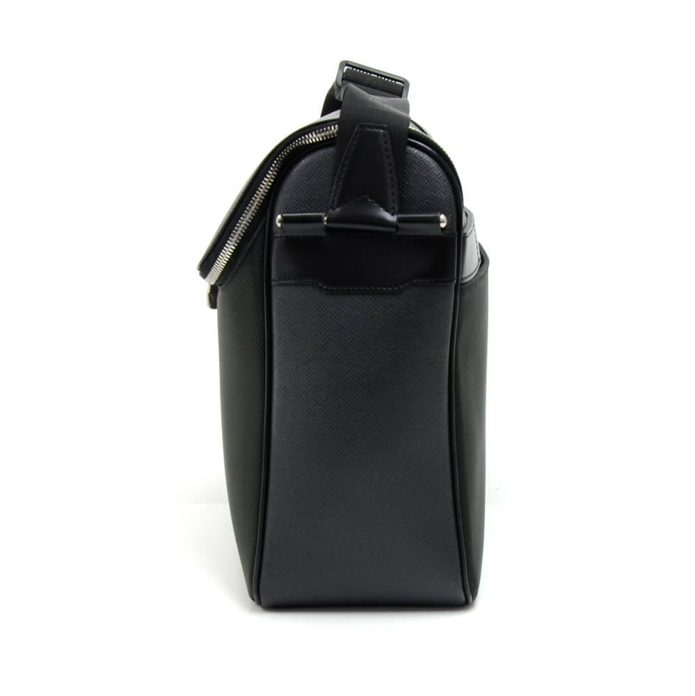 Louis Vuitton Taimyr Black Taiga Leather Messenger Bag In Good Condition For Sale In Fukuoka, Kyushu