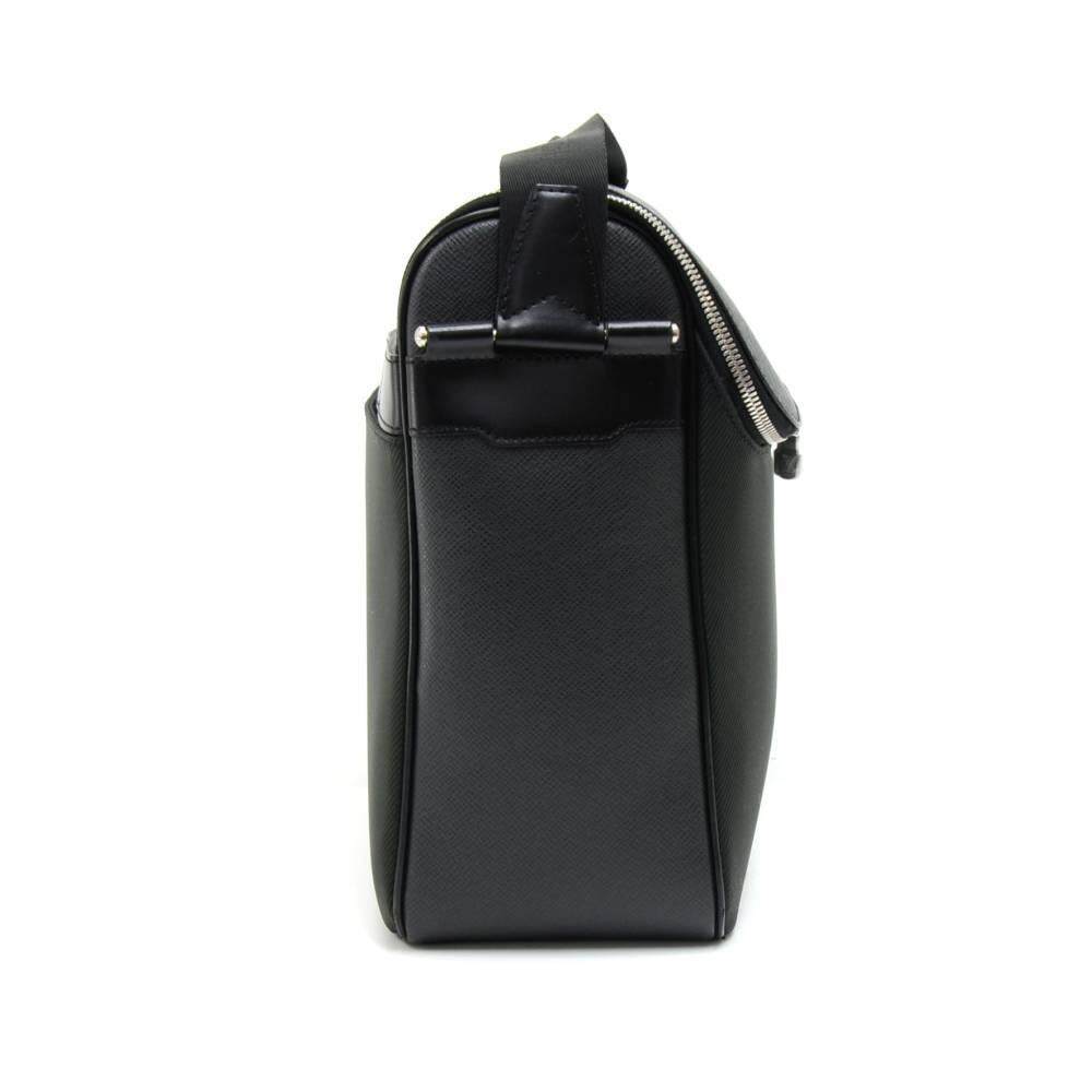 Women's or Men's Louis Vuitton Taimyr Black Taiga Leather Messenger Bag For Sale