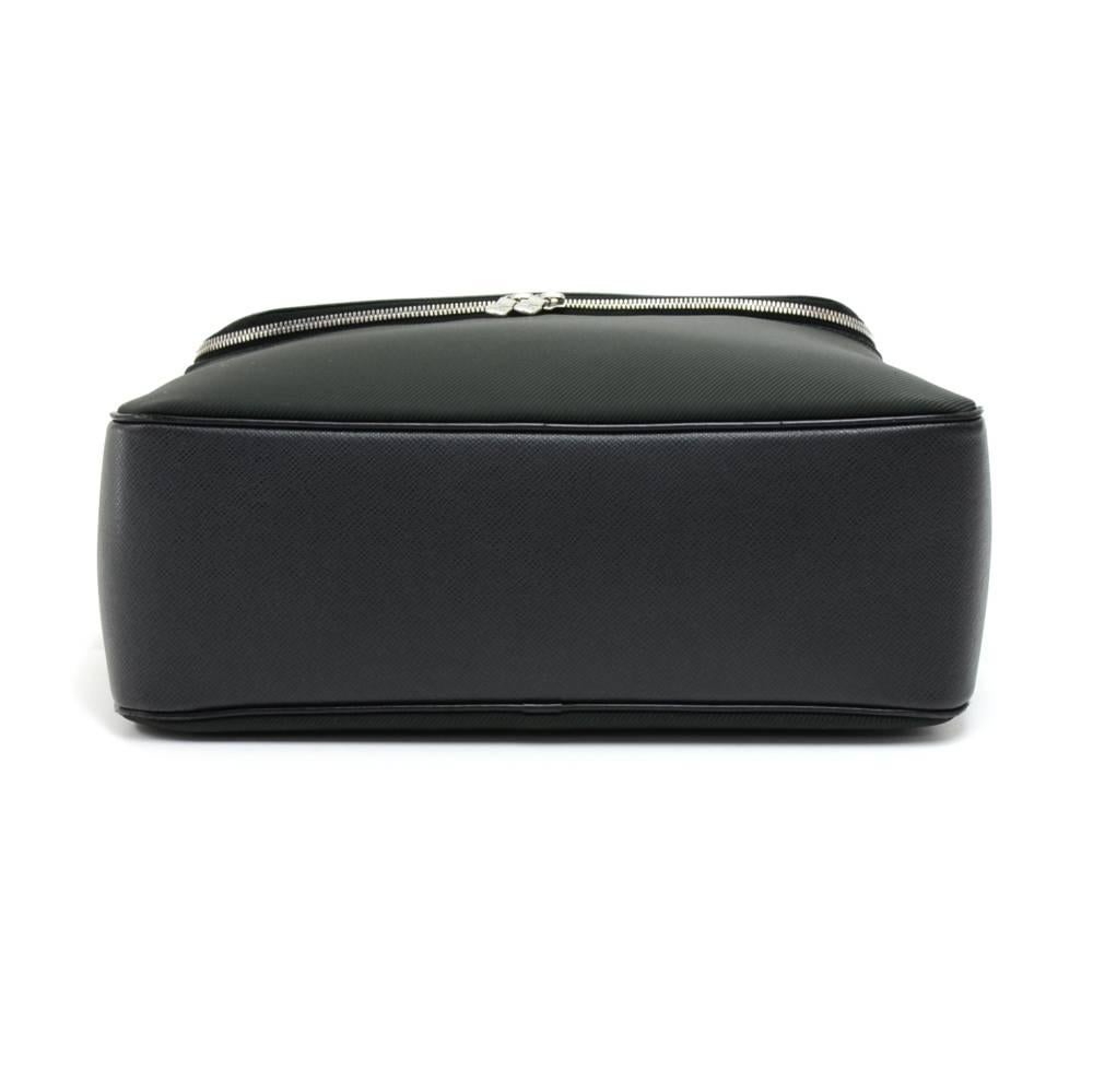 Louis Vuitton Taimyr Black Taiga Leather Messenger Bag For Sale 1