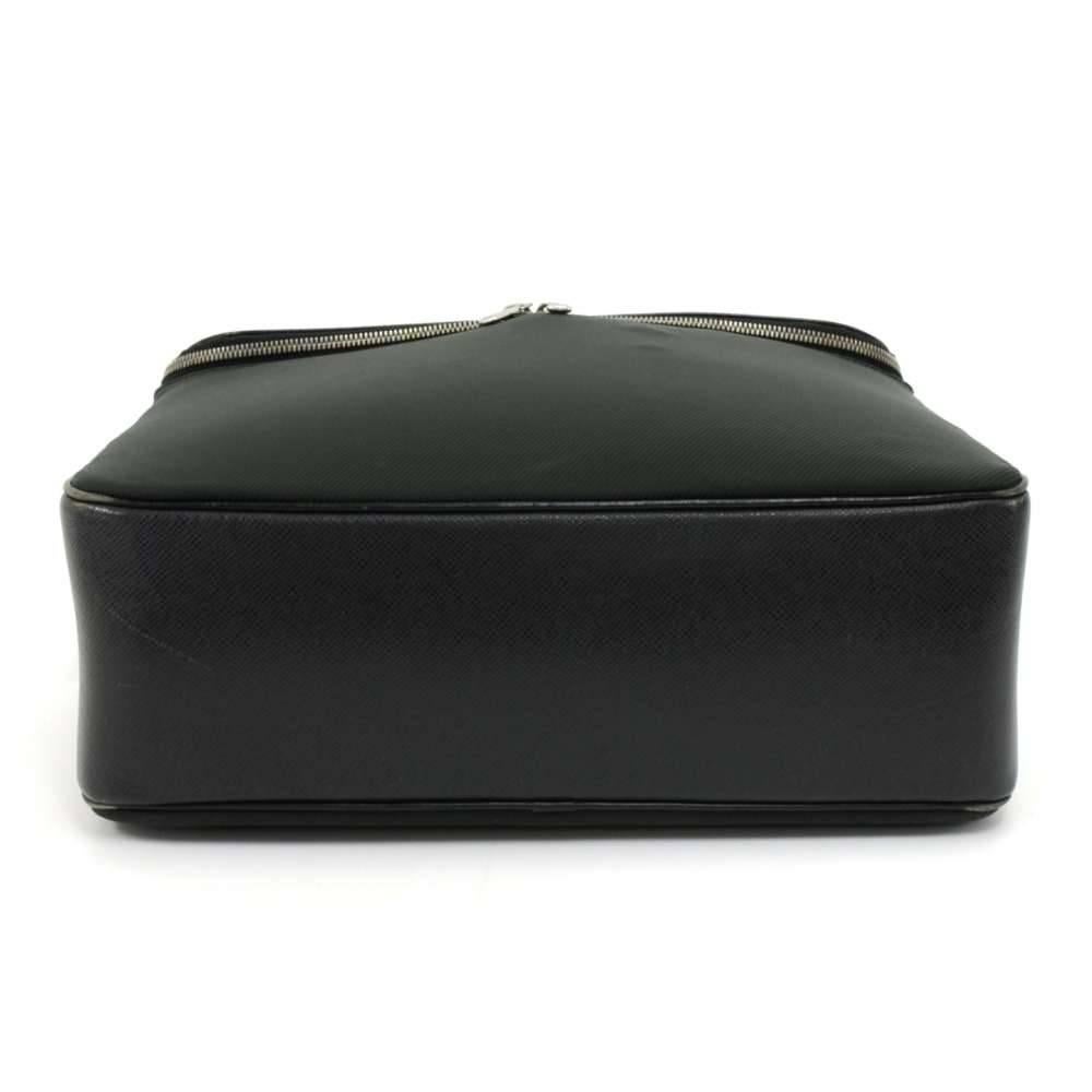 Louis Vuitton Taimyr Black Taiga Leather Messenger Bag For Sale 1