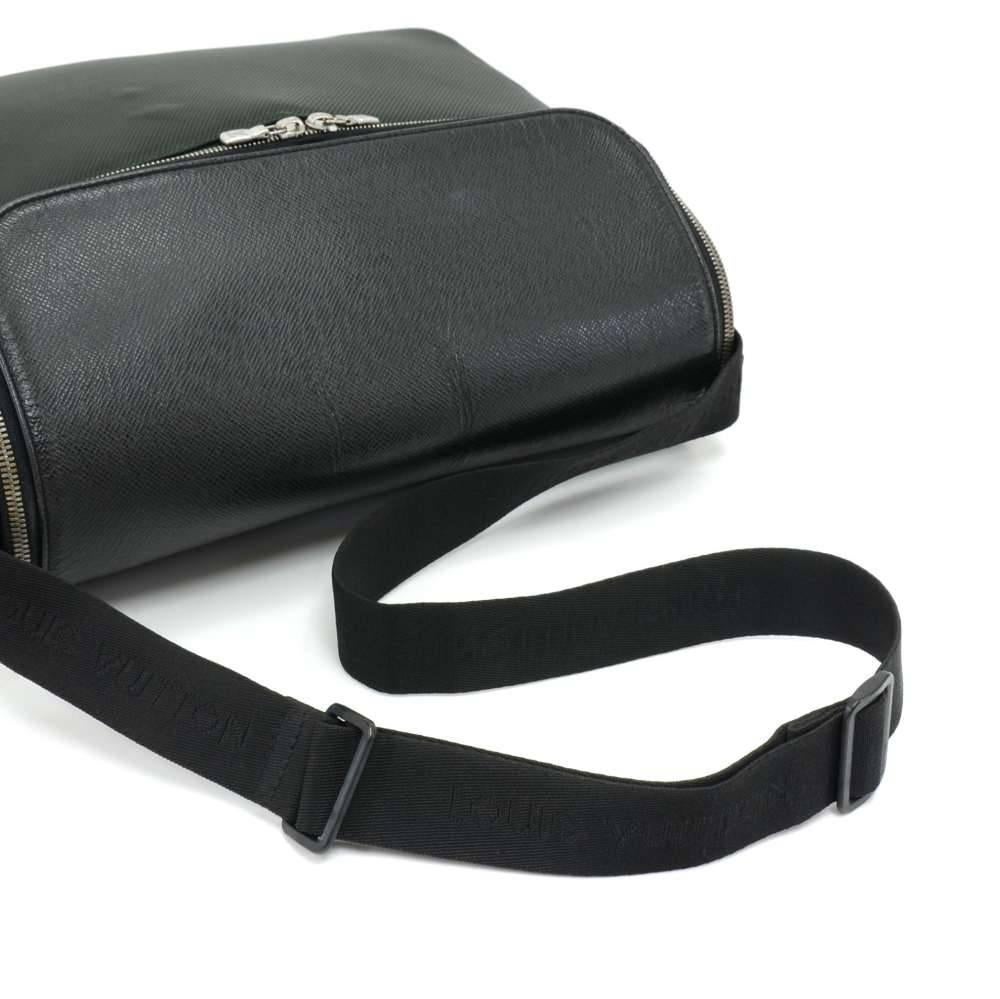 Louis Vuitton Taimyr Black Taiga Leather Messenger Bag  For Sale 2