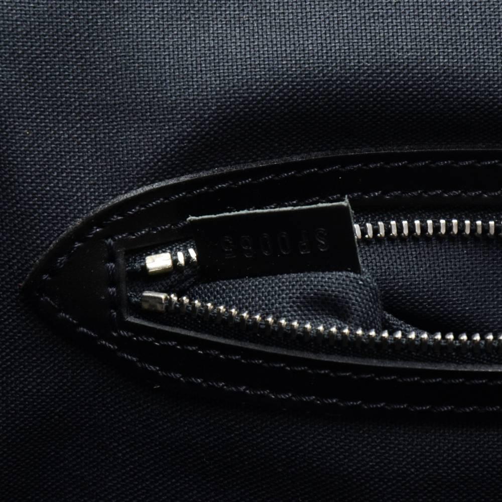 Louis Vuitton Taimyr Black Taiga Leather Messenger Bag For Sale 4