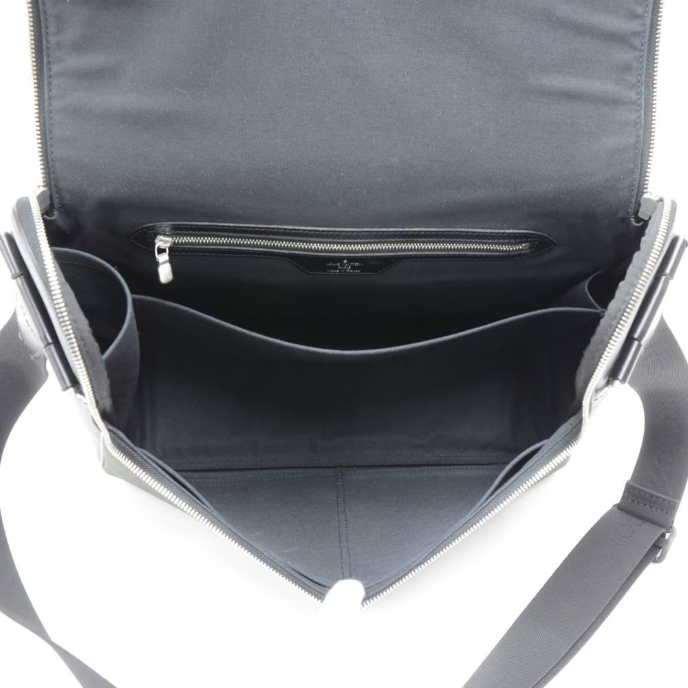 Louis Vuitton Taimyr Black Taiga Leather Messenger Bag For Sale 5