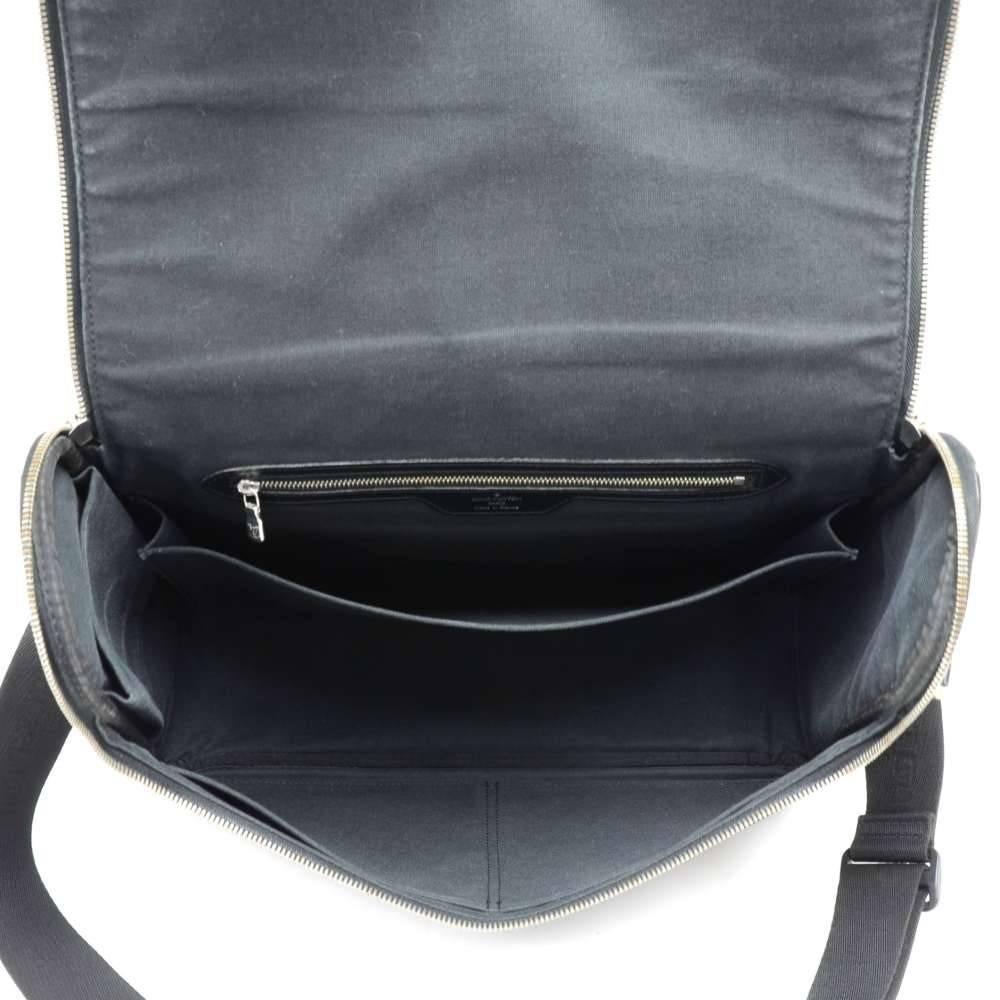 Louis Vuitton Taimyr Black Taiga Leather Messenger Bag For Sale 5