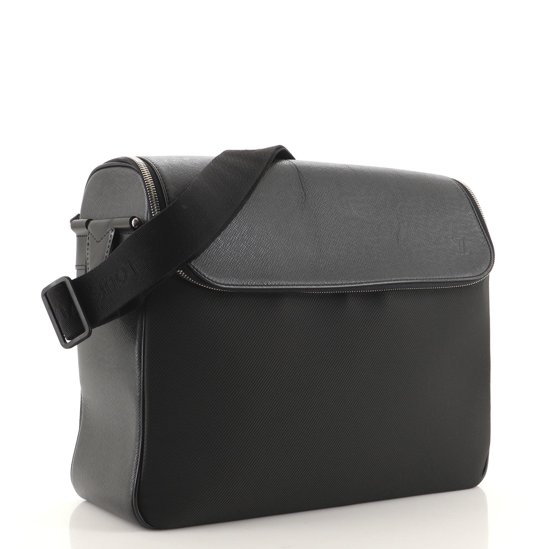Louis Vuitton Taimyr Messenger Bag Taiga aus Leder und Segeltuch (Schwarz)