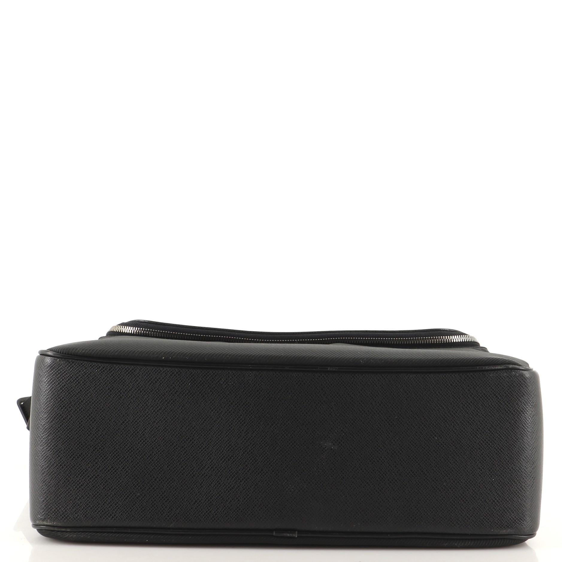 Louis Vuitton Taimyr Messenger Bag Taiga aus Leder und Segeltuch für Damen oder Herren