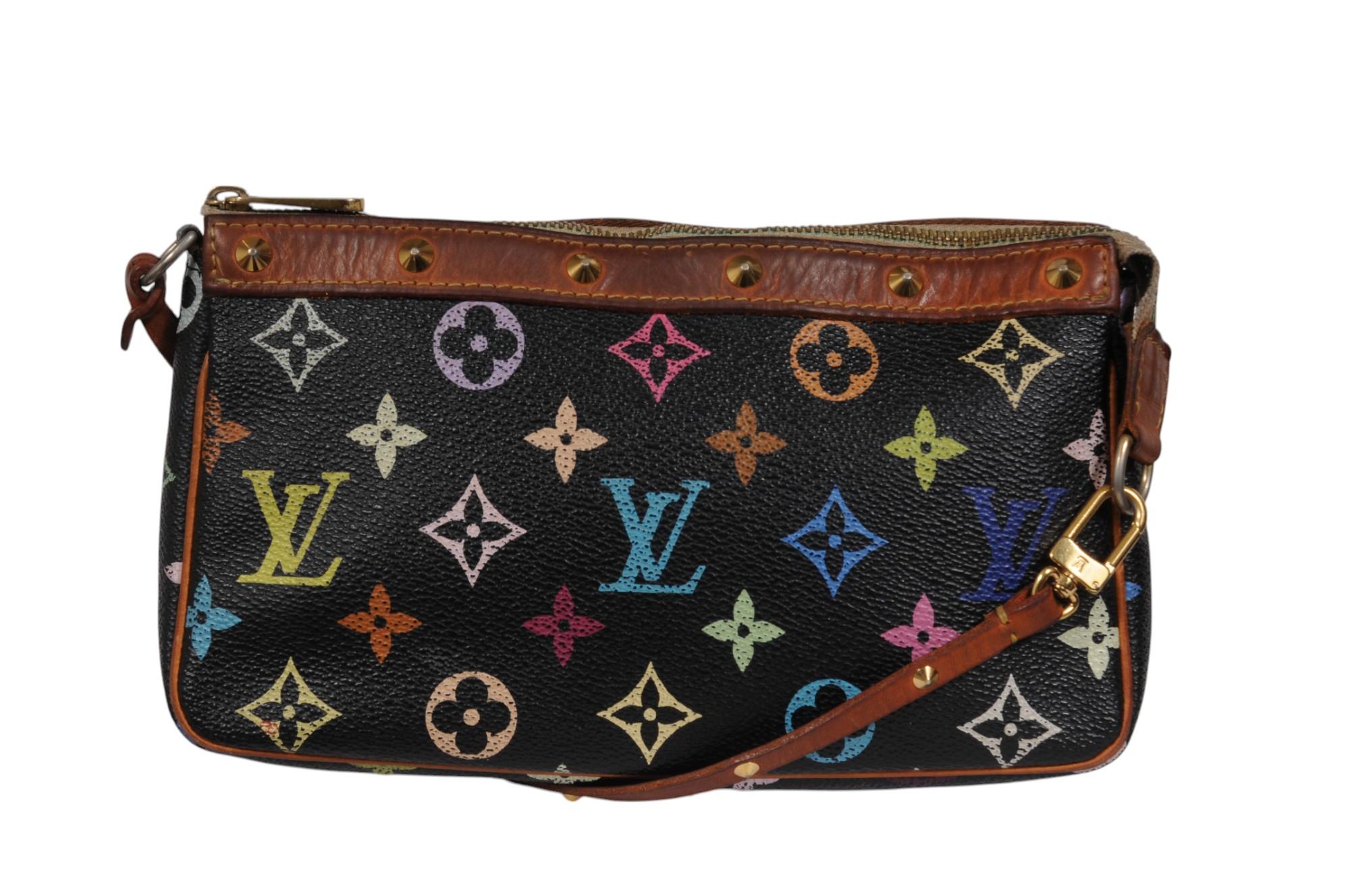 - Esterno nero con monogramma 

- Rivestimento in pelle marrone





Condizioni: 

La borsa è in ottime condizioni generali e non presenta imperfezioni di rilievo, l'esterno presenta sbiadimenti e macchie, la borsa mostra l'età, si prega di vedere