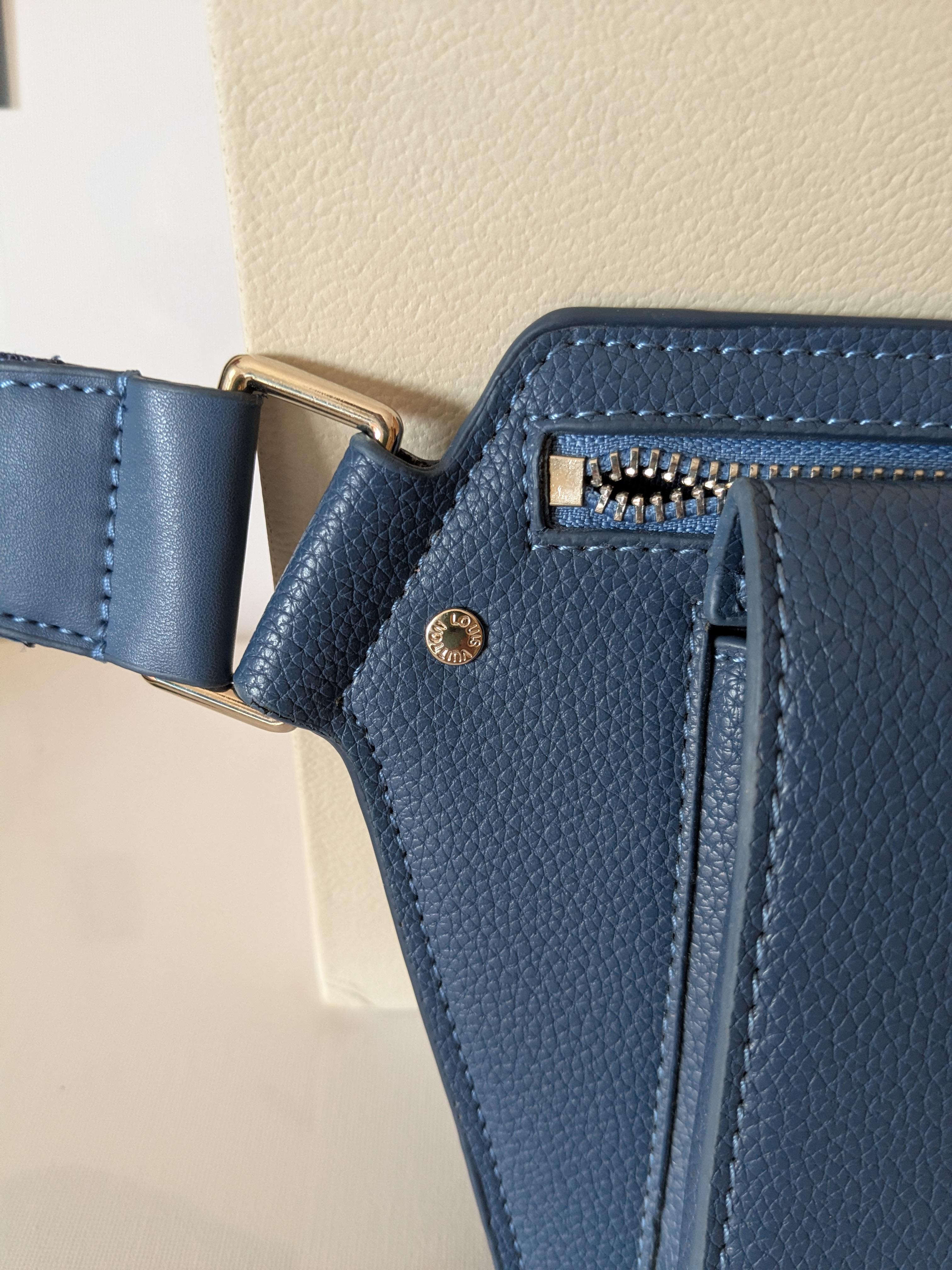 Louis Vuitton Takeoff Sling Body Bag in pelle di vitello blu in vendita 5