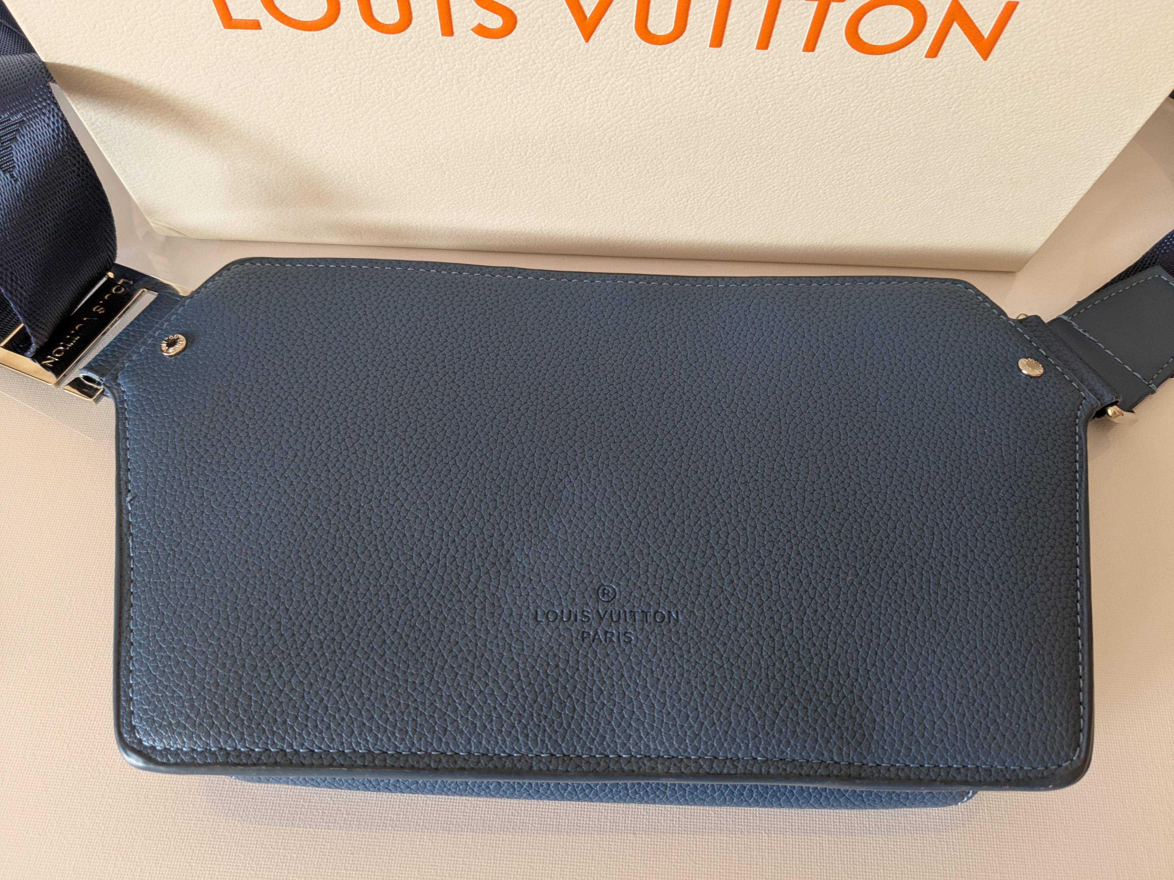 Louis Vuitton Takeoff Sling Body Bag in pelle di vitello blu in vendita 6