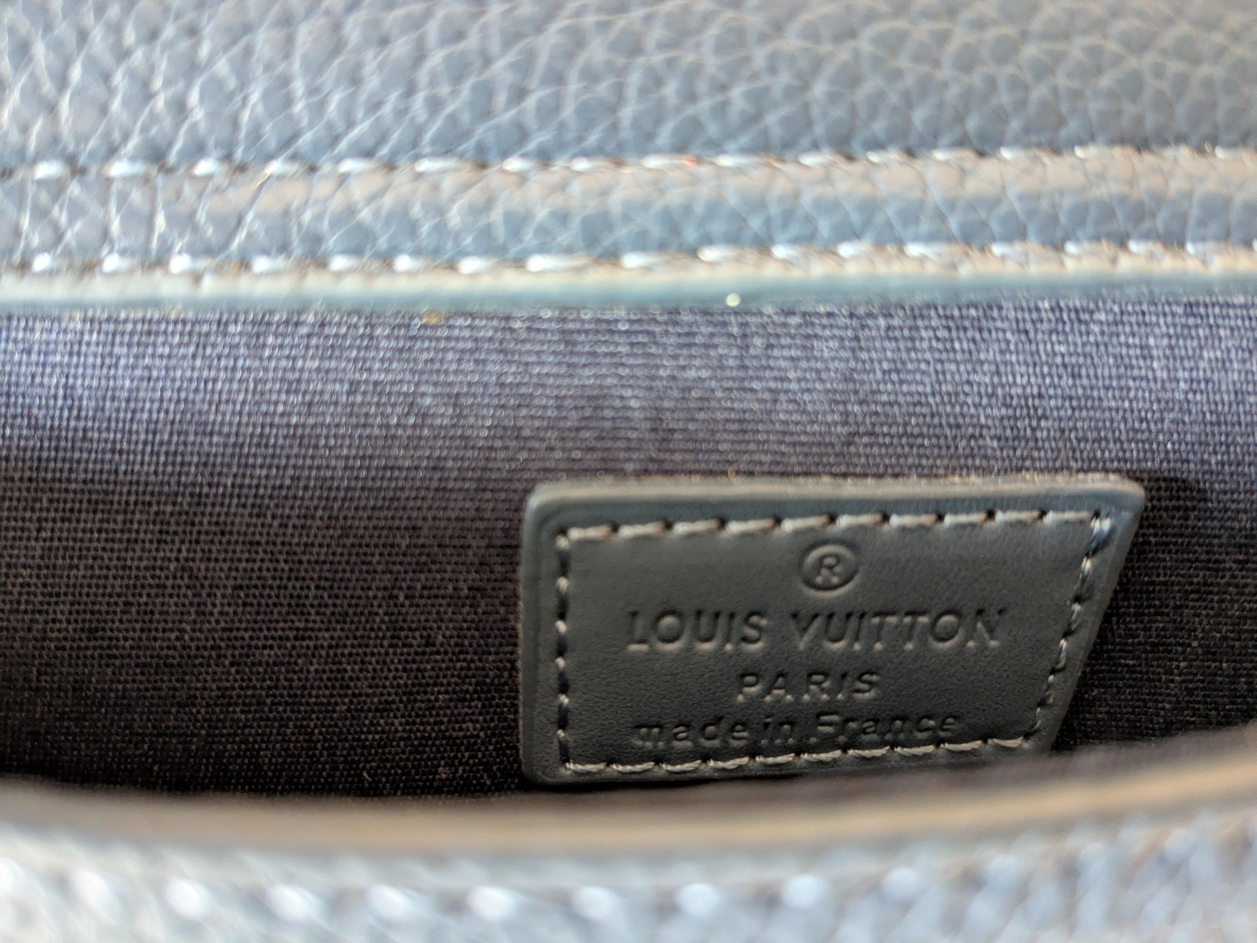 Louis Vuitton Takeoff Sling Body Bag in pelle di vitello blu in vendita 7