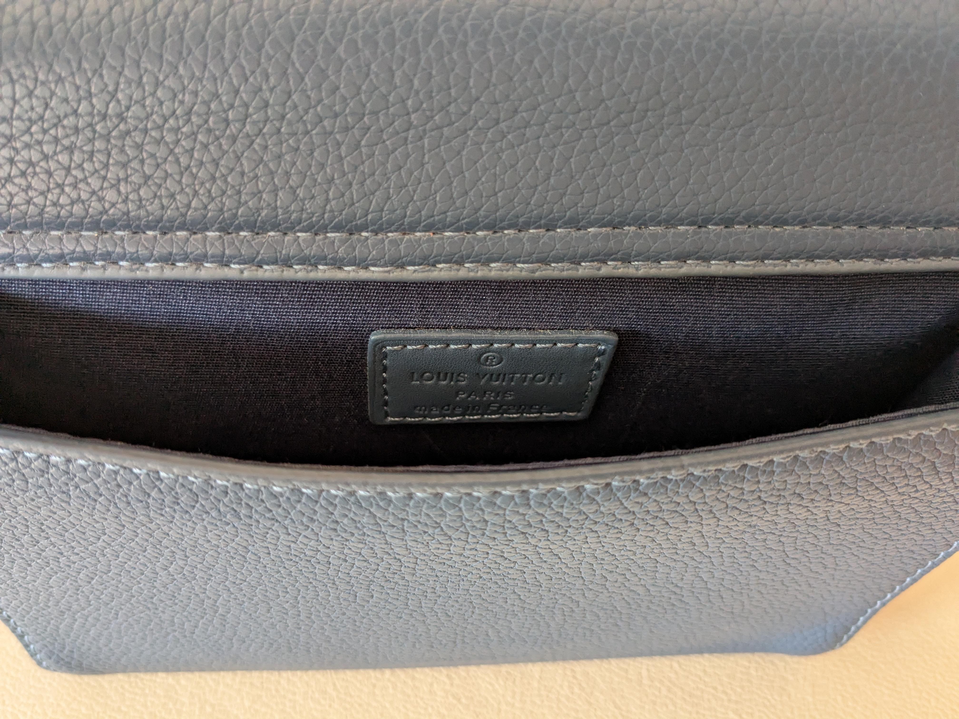 Louis Vuitton Takeoff Sling Body Bag in pelle di vitello blu in vendita 8
