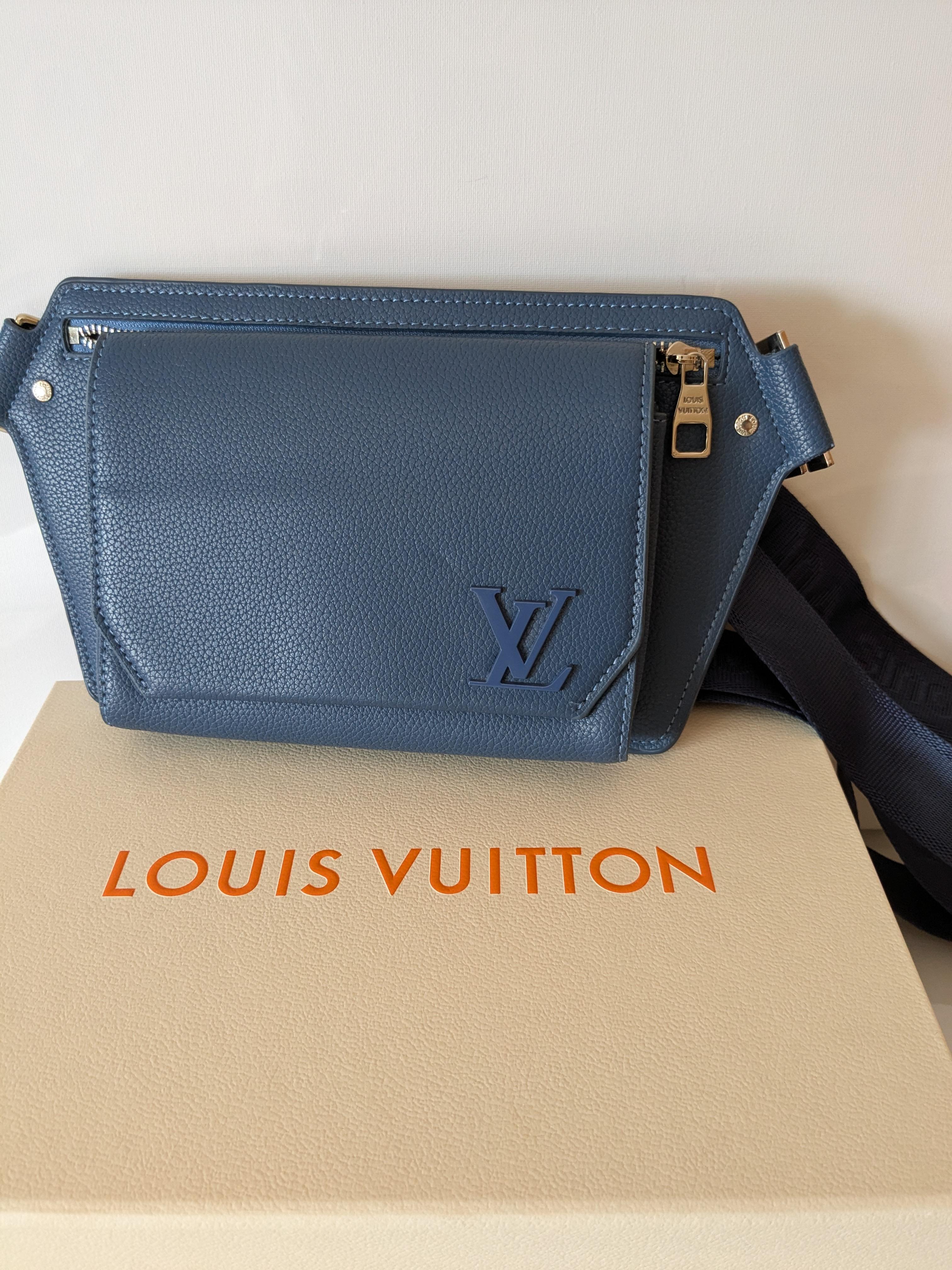 Louis Vuitton Takeoff Sling Body Bag in pelle di vitello blu in vendita 9