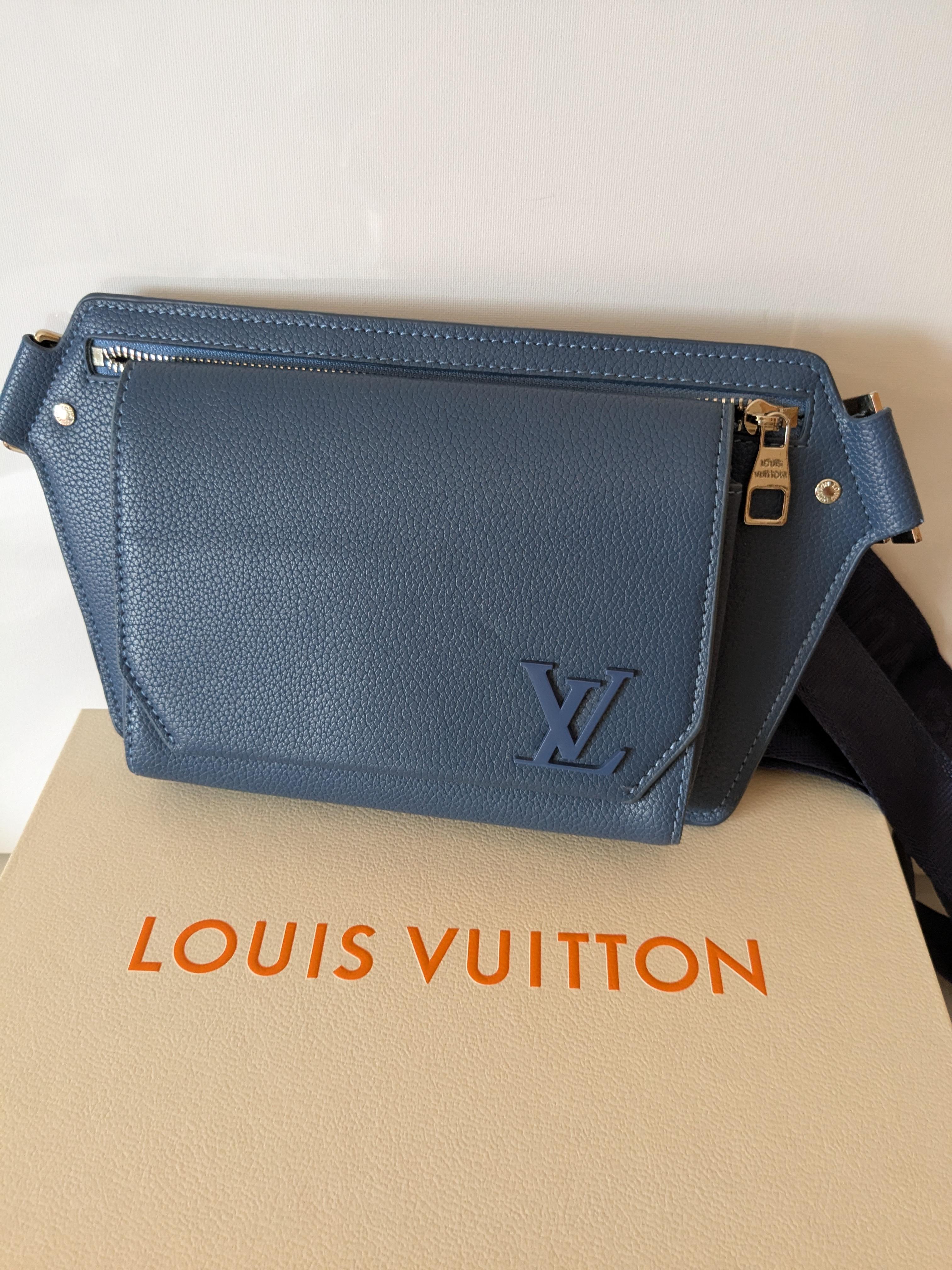 Louis Vuitton Takeoff Sling Body Bag Pelle di vitello blu 
Il design sobrio e la ricca pelle di vitello granulata rendono la LV Aerogram Takeoff Sling un pratico accessorio a mani libere per l'uomo attento alla moda. Le iniziali 