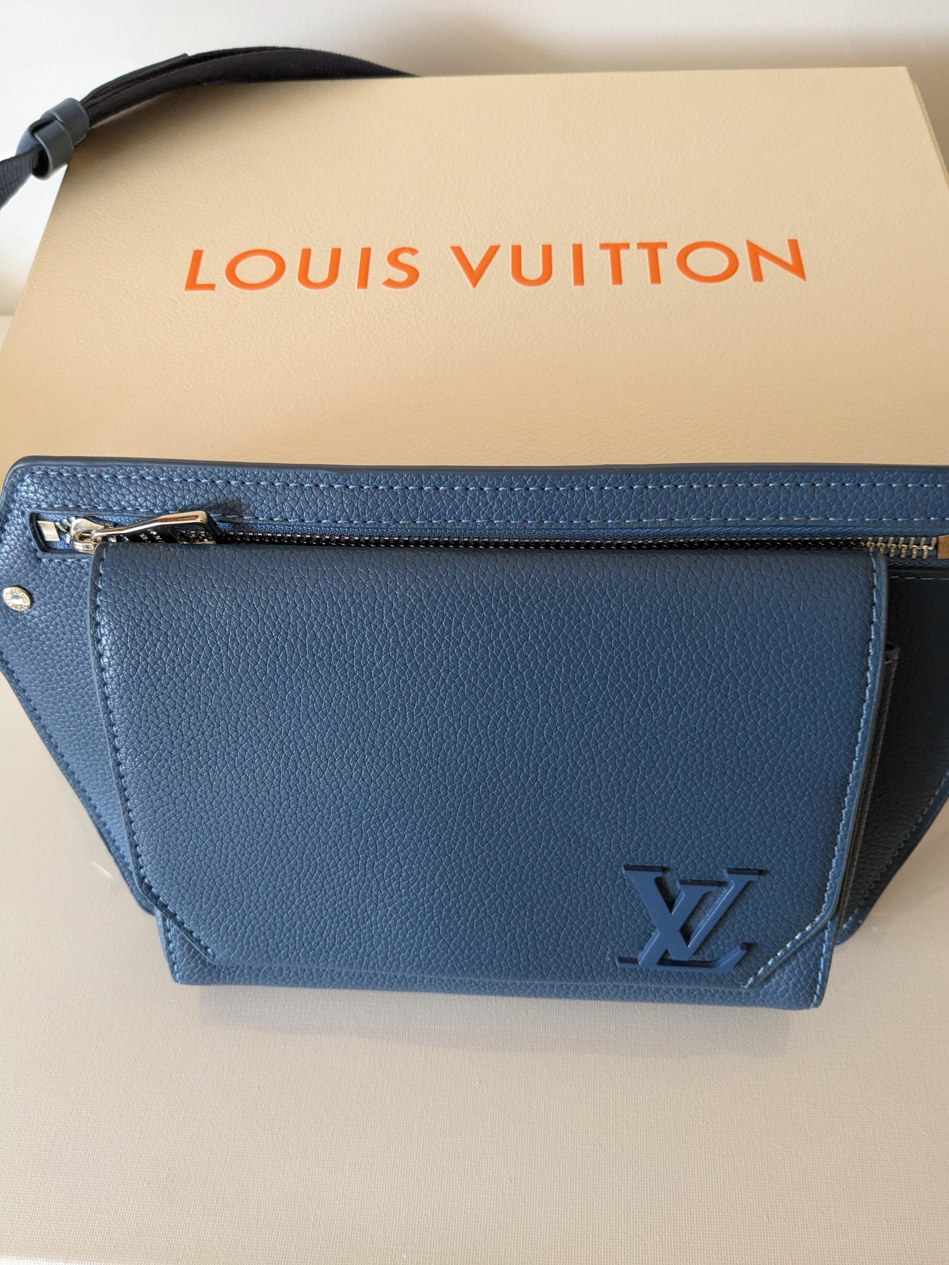 Grigio Louis Vuitton Takeoff Sling Body Bag in pelle di vitello blu in vendita