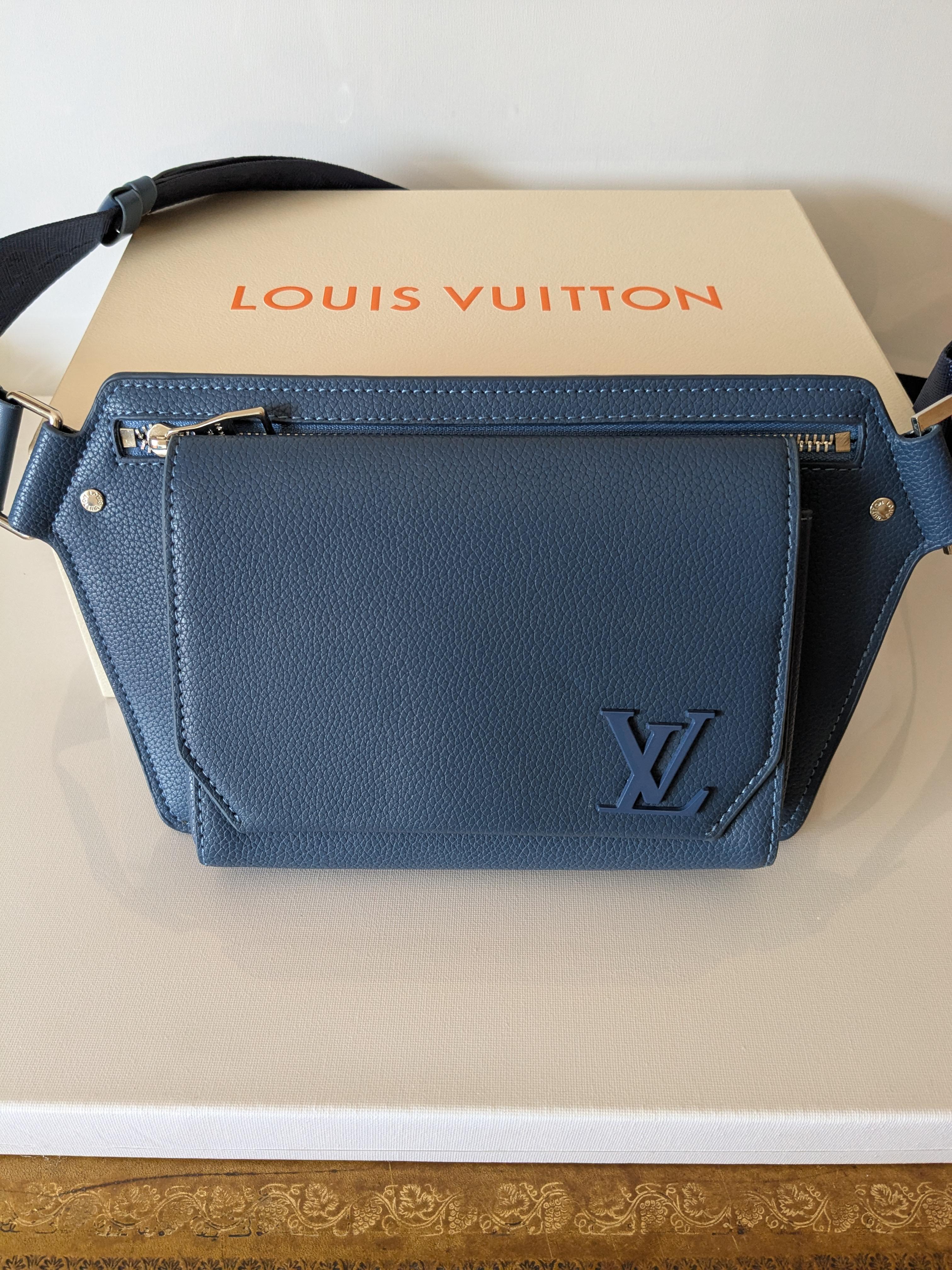 Louis Vuitton Takeoff Sling Body Bag in pelle di vitello blu In condizioni ottime in vendita a  Bilbao, ES