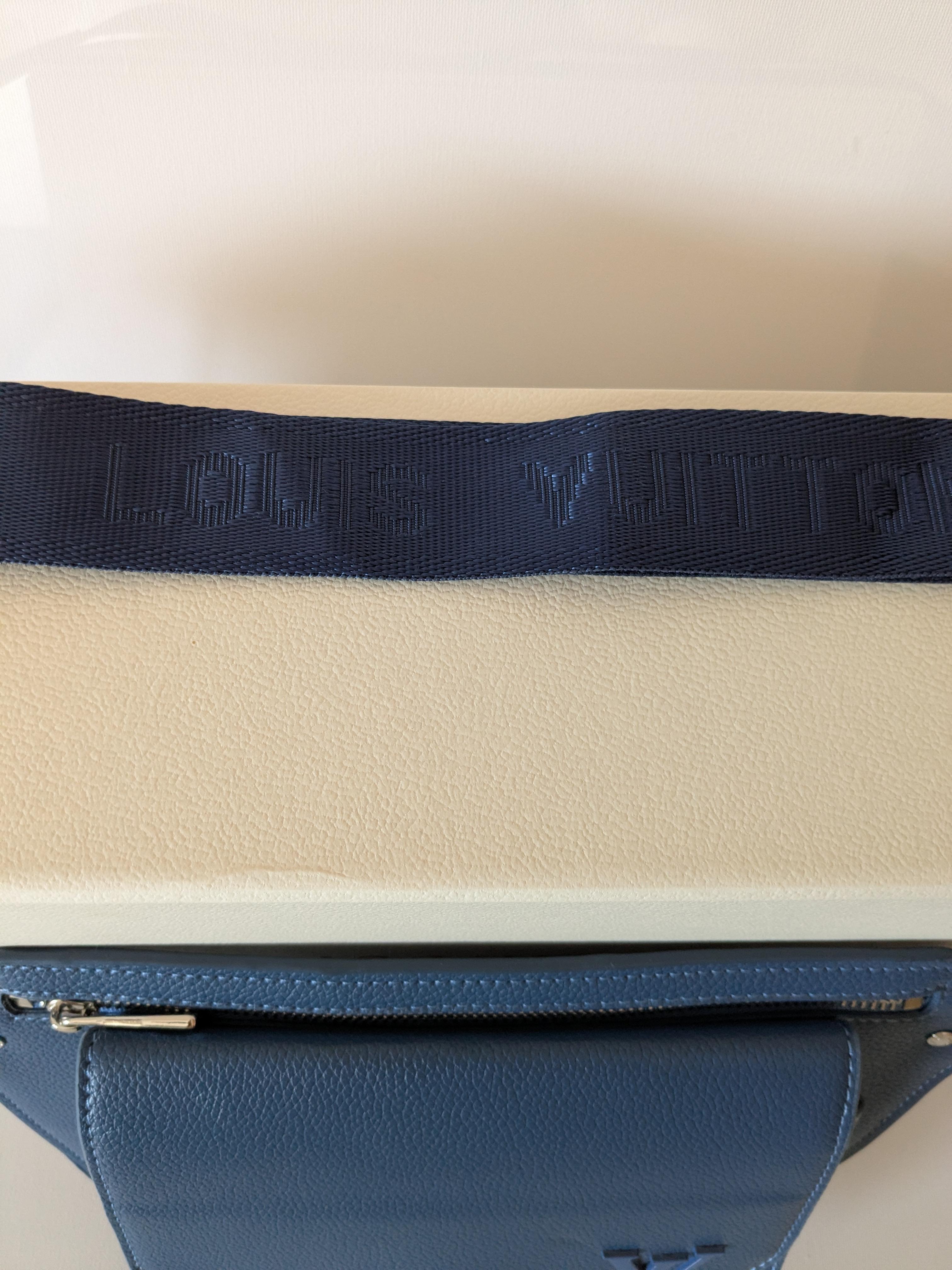 Donna Louis Vuitton Takeoff Sling Body Bag in pelle di vitello blu in vendita