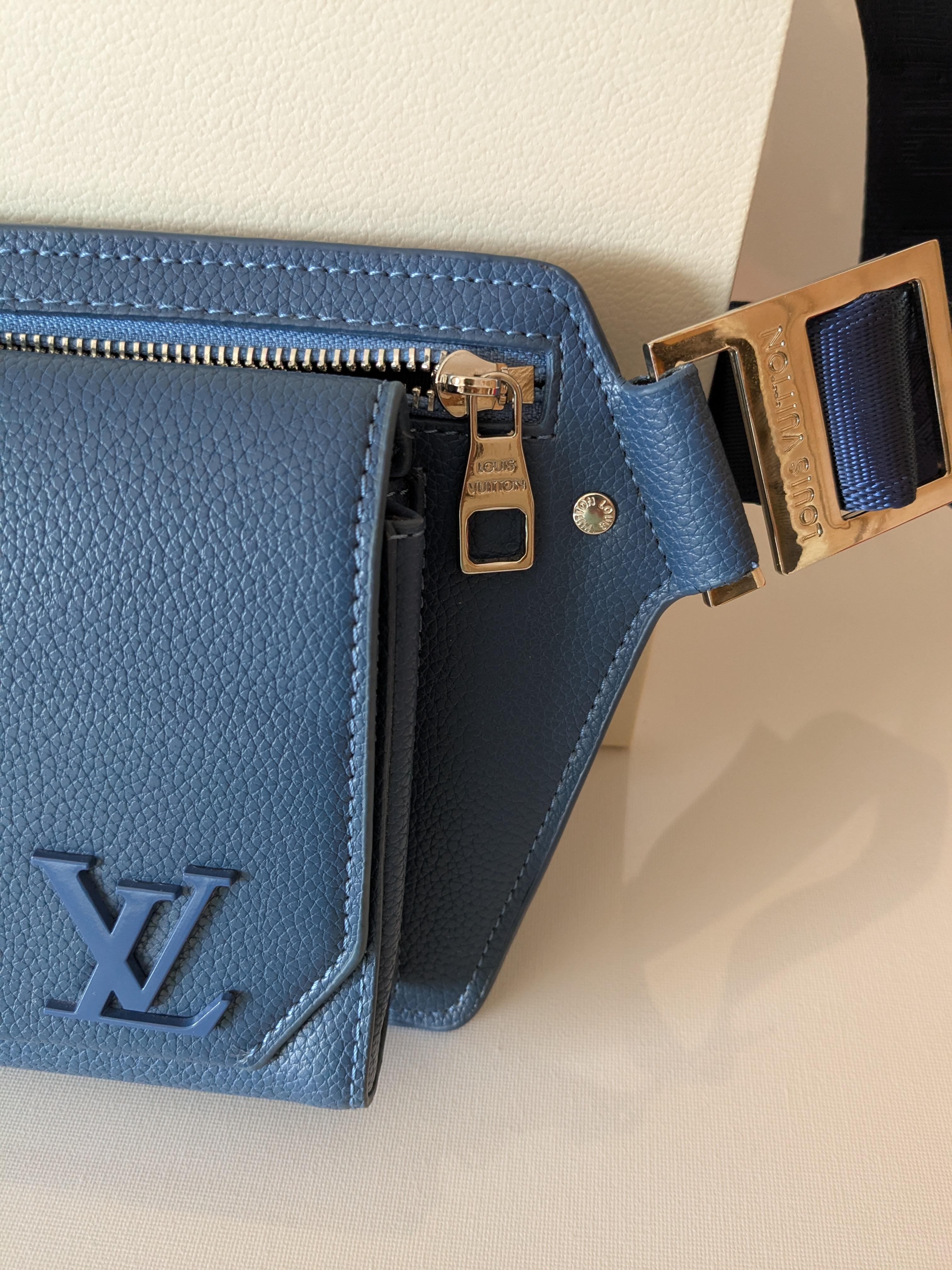 Louis Vuitton Takeoff Sling Body Bag in pelle di vitello blu in vendita 1