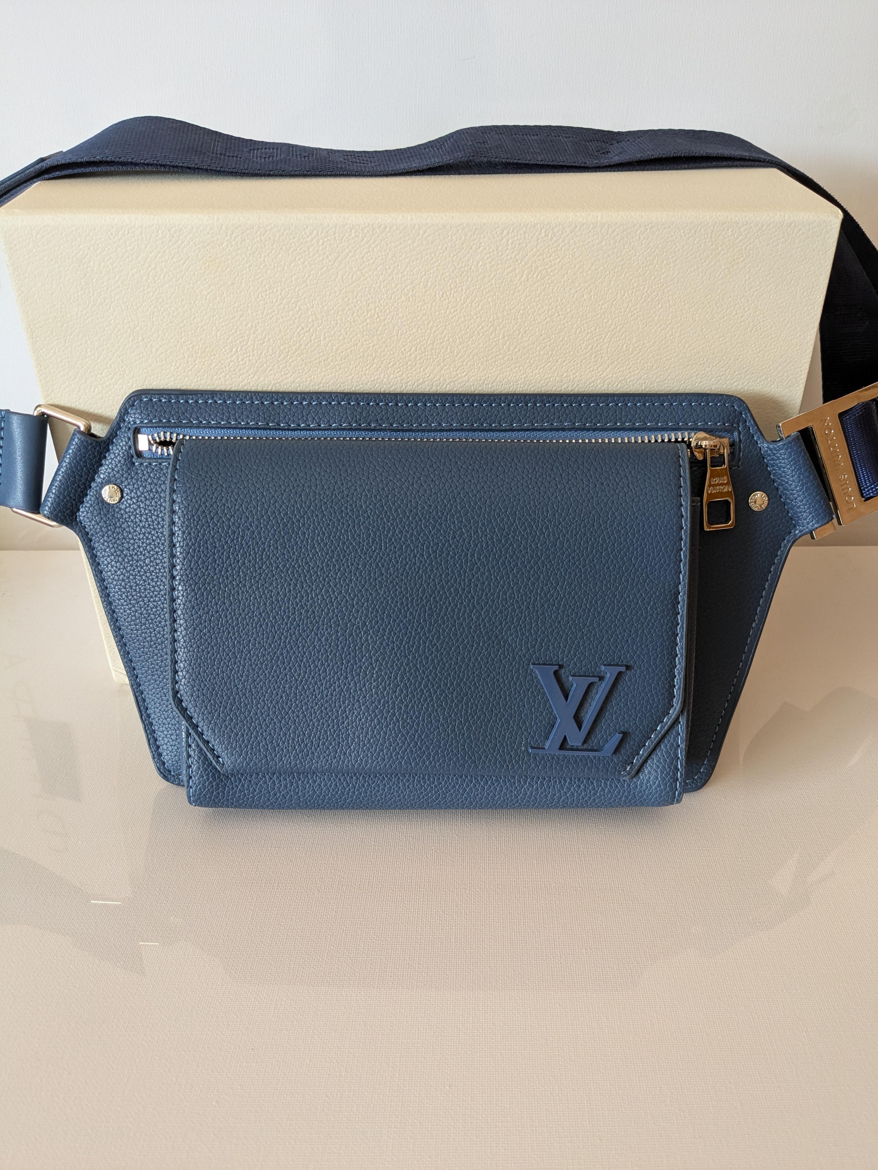 Louis Vuitton Takeoff Sling Body Bag in pelle di vitello blu in vendita 2