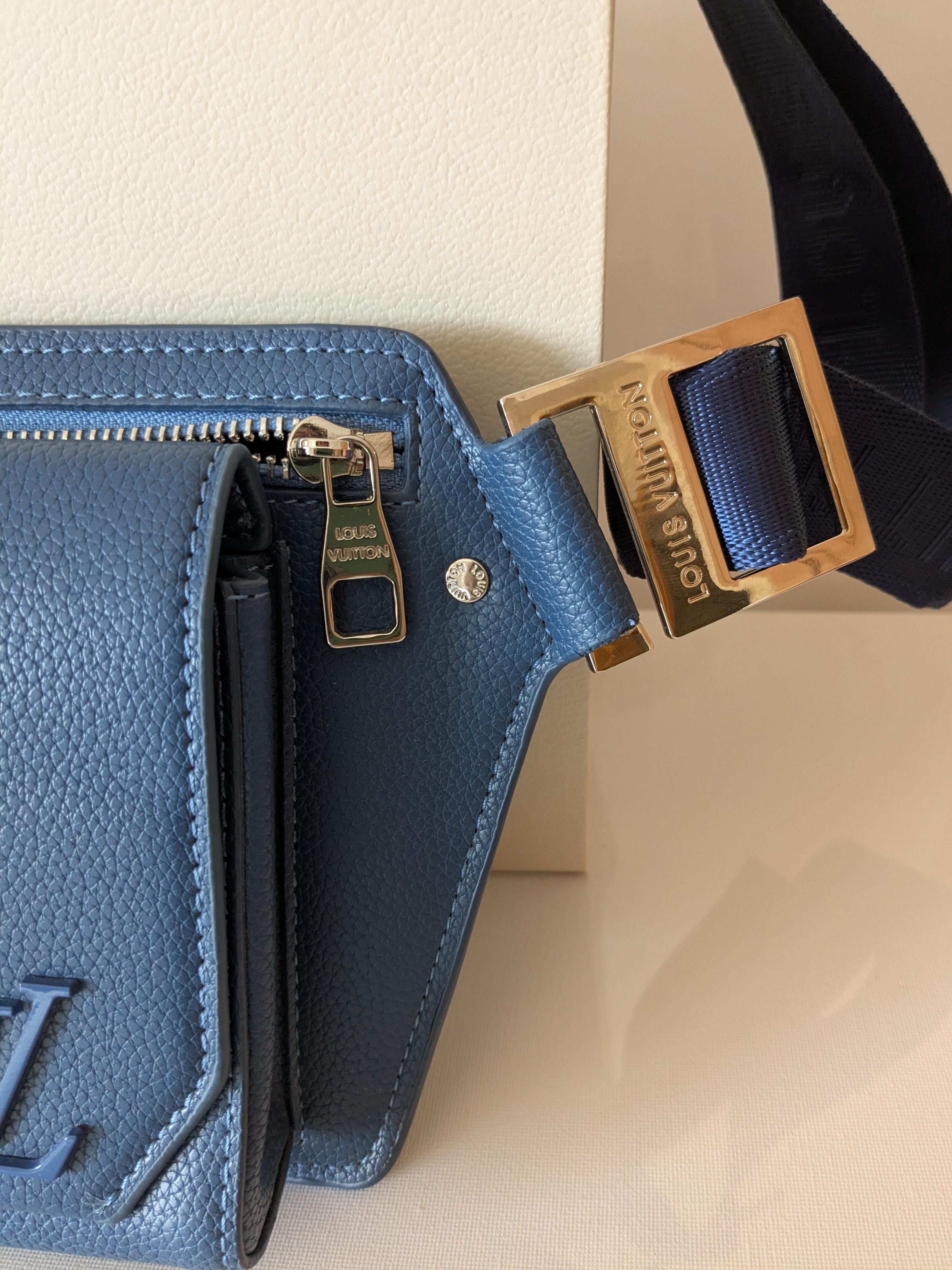 Louis Vuitton Takeoff Sling Body Bag in pelle di vitello blu in vendita 3
