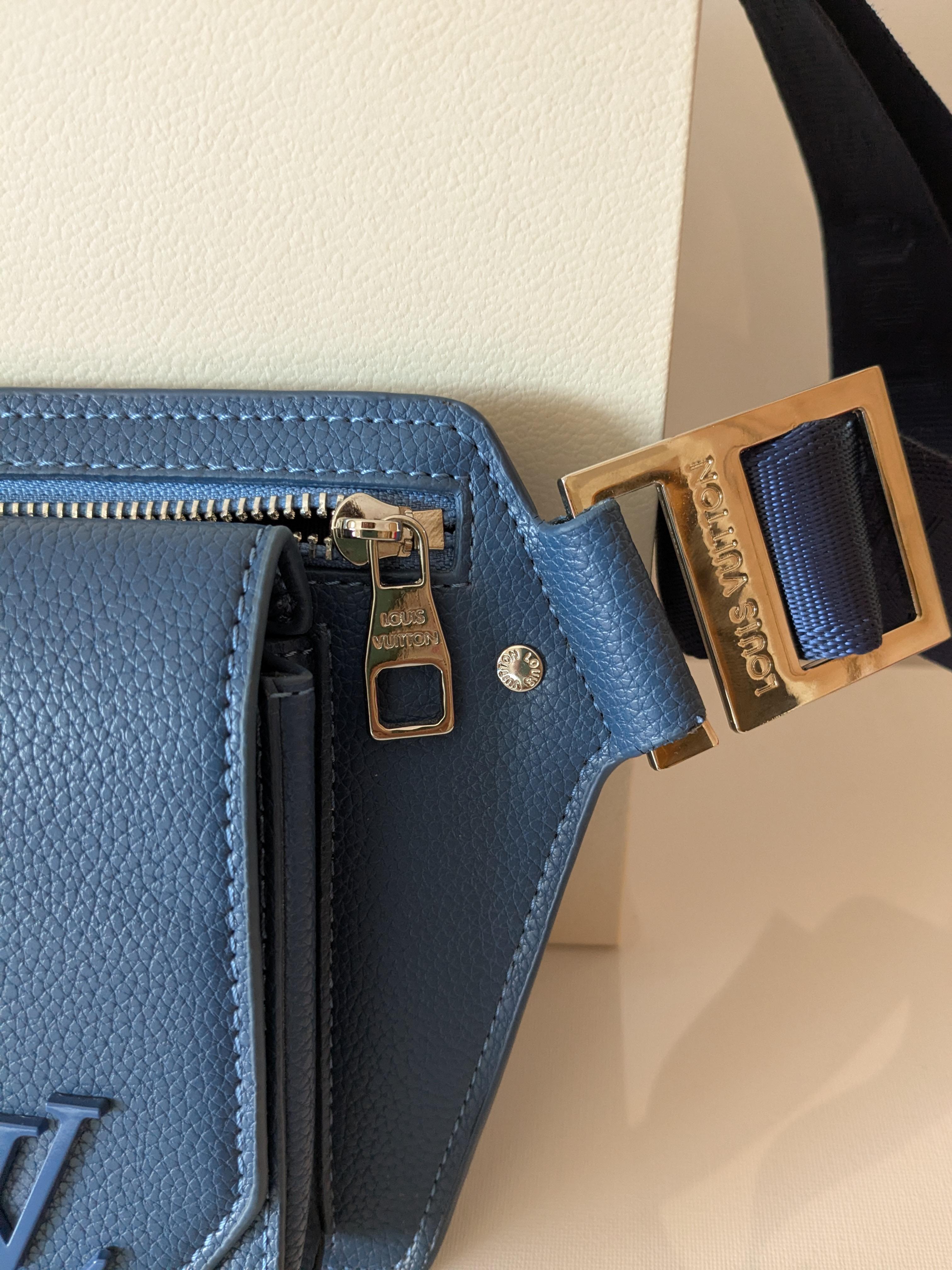 Louis Vuitton Takeoff Sling Body Bag in pelle di vitello blu in vendita 4