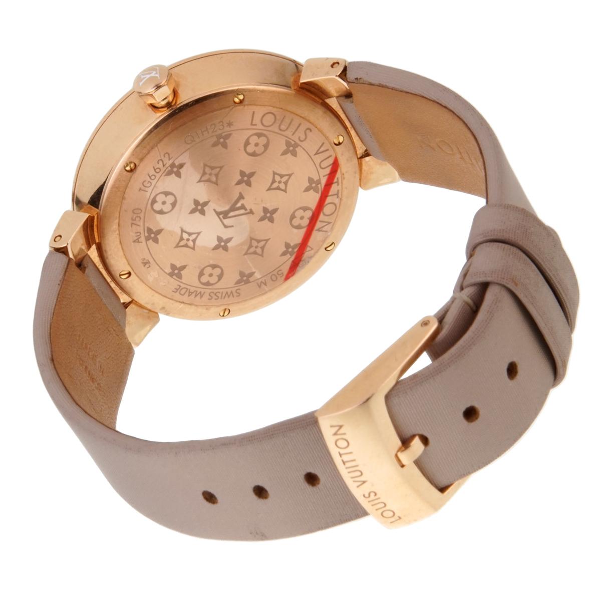 COMPLET ! Un boîtier classique Louis Vuitton Tambour Slim en or rose serti de 60 diamants, la fleur monogramme sculptée en nacre est sertie de 58 diamants ronds de taille brillant supplémentaires. Le bracelet est interchangeable et comporte la