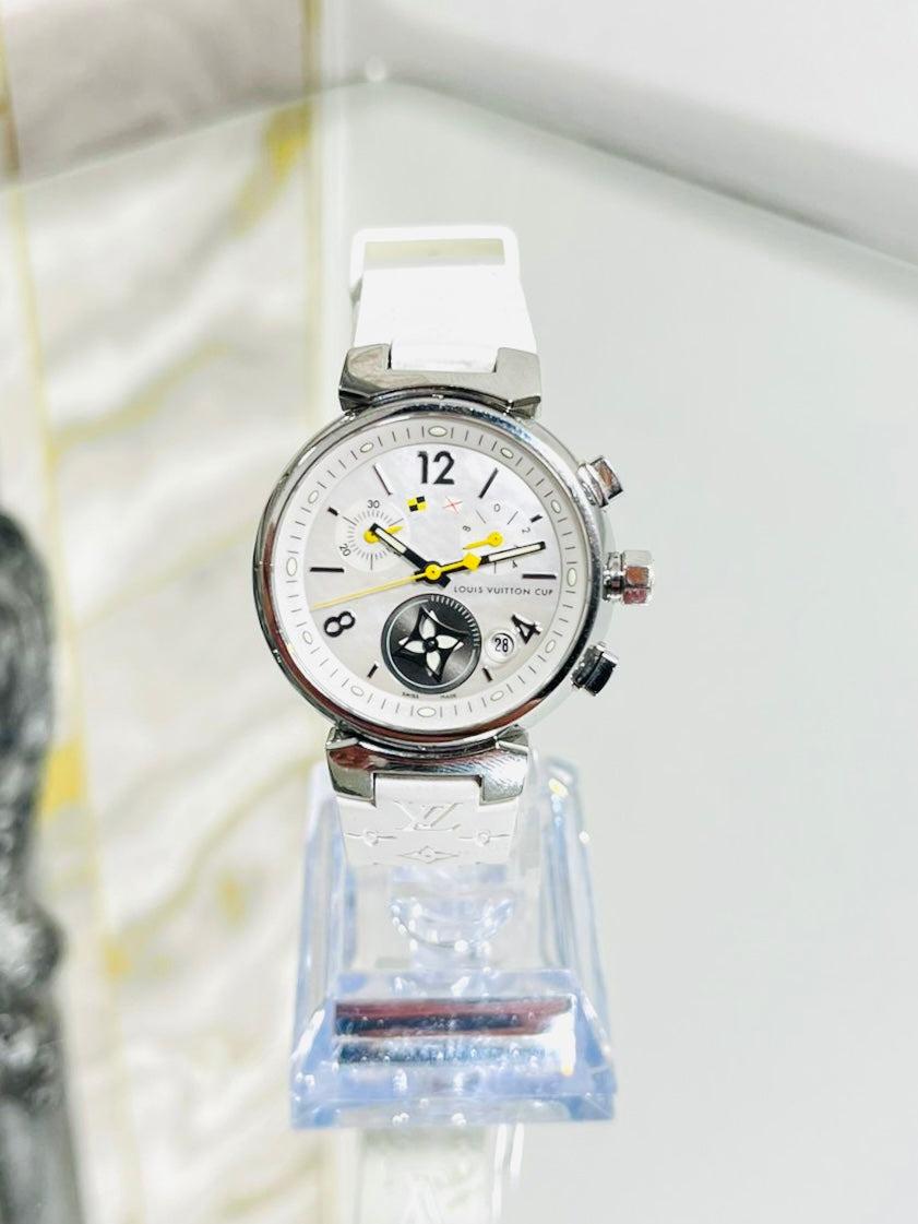 Louis Vuitton Montre chronographe Tambour

Cadran de montre en nacre serti dans un boîtier en acier inoxydable. Affichage de la date, cadrans de chronographe,  Cadran à motif LV. L'étui extérieur est gravé de l'inscription 
