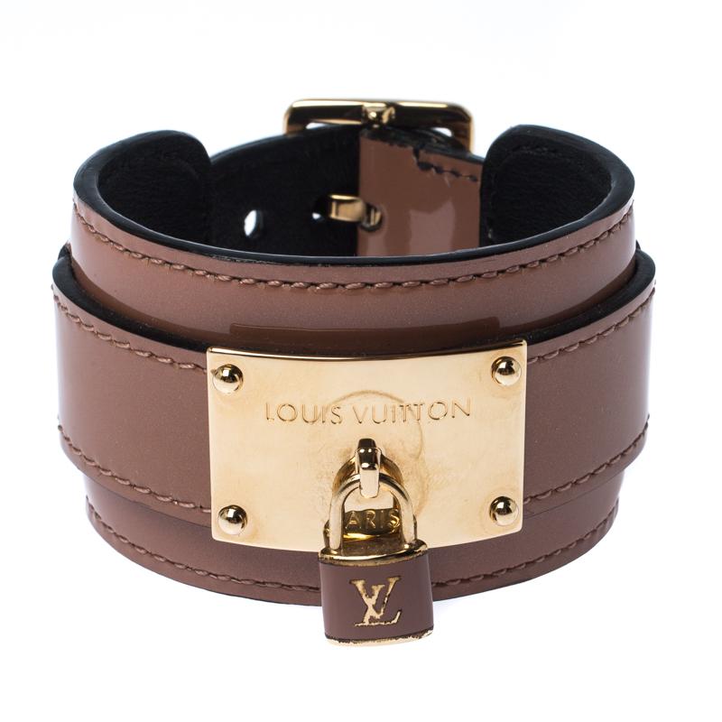 To accompany all your outings, day in and day out, Louis Vuitton brings you this gorgeous Infinit cuff bracelet that has been made from Vernis leather. The bracelet is complete with an engraved, enamel-coated padlock attached to a gold-tone metal