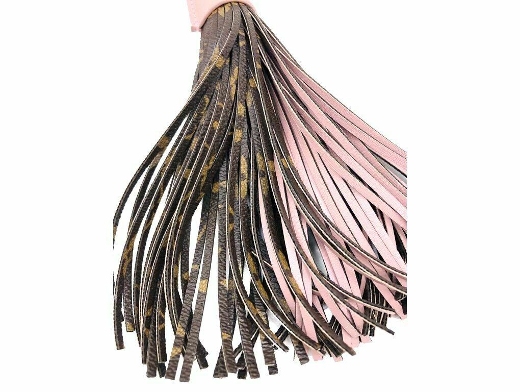 THIS LOUIS VUITTON TASSEL BAG CHARM IS A STUNNING COLLECTIBLE YOU WON’T WANT TO MISS OUT ON. PRELOVED AND IN EXCELLENT CONDITION.


BRAND	
Louis Vuitton

ACCESSORIES	
Box, Dust bag, Tag

COLOUR	
Brown, pink

CONDITION	
Used –