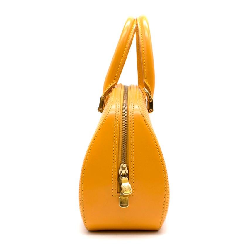 Louis Vuitton Senfgelbe Epi Leder Tasche mit oberem Griff. 

- Goldfarbene Hardware
- Lila Wildlederfutter
- Griffe aus Lackleder 

Bitte beachten Sie, dass es sich bei diesen Artikeln um gebrauchte Artikel handelt, die, auch wenn sie ungetragen und