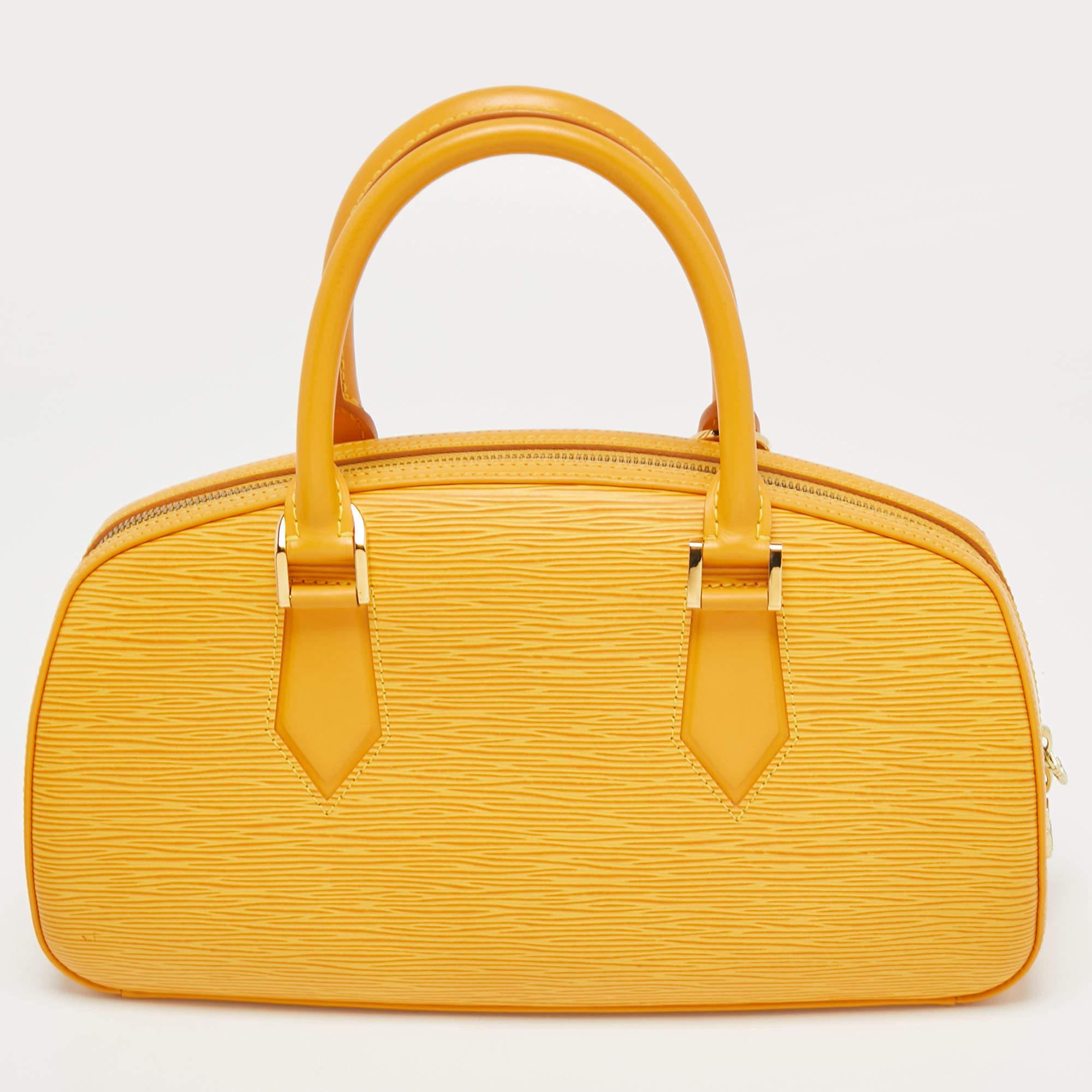 An essential wardrobe accessory, this Louis Vuitton handbag is a must-have. Crafted from smooth Epi leather, this bag is styled with a zip closure that reveals a spacious Alcantara interior. It is finished with dual handles and gold-tone hardware.