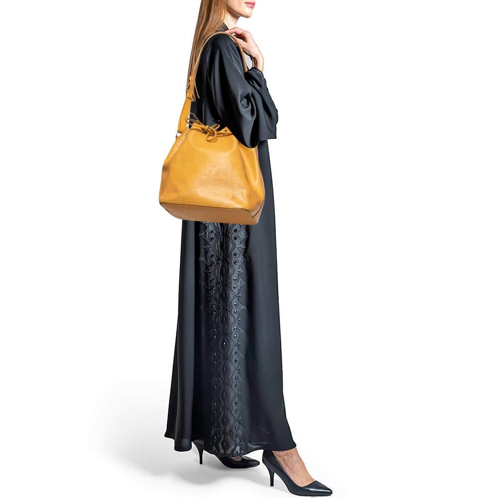 Gelbe Epi-Leder-Neonoe-Tasche von Louis Vuitton mit Quaste im Zustand „Gut“ in Dubai, Al Qouz 2