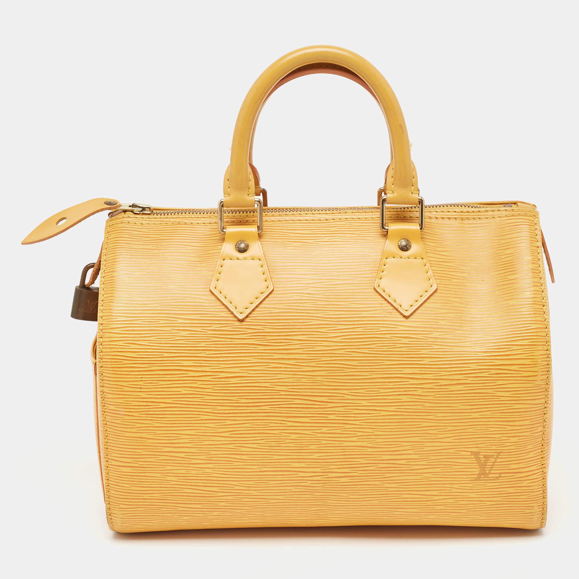 Ensure your day's essentials are in order and your outfit is complete with this LV Speedy 25 bag. Crafted using the best materials, the bag carries the maison's signature of artful craftsmanship and enduring appeal.

Includes: Padlock(no keys)