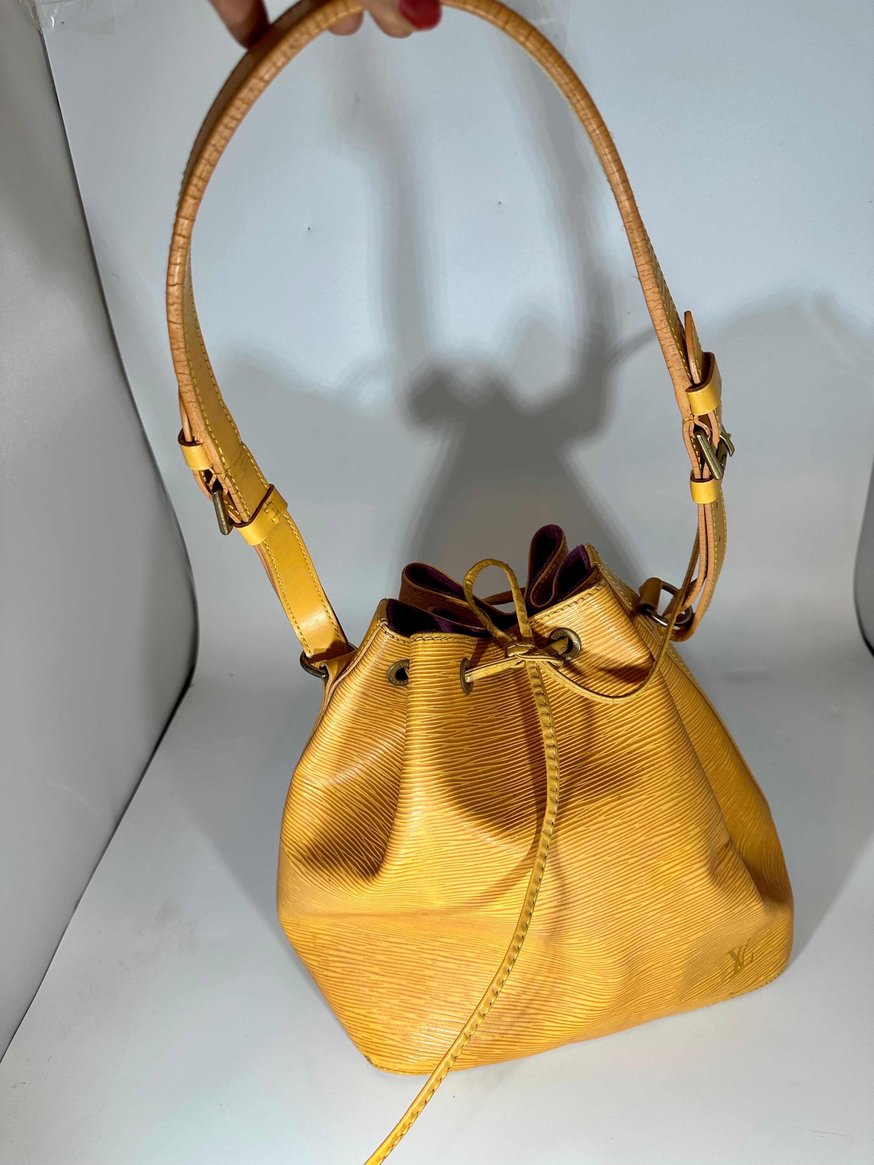 LOUIS VUITTON TASSIL JAUNE EPI NOÉ PETITE Sac à main / Sac à bandoulière en vente 2