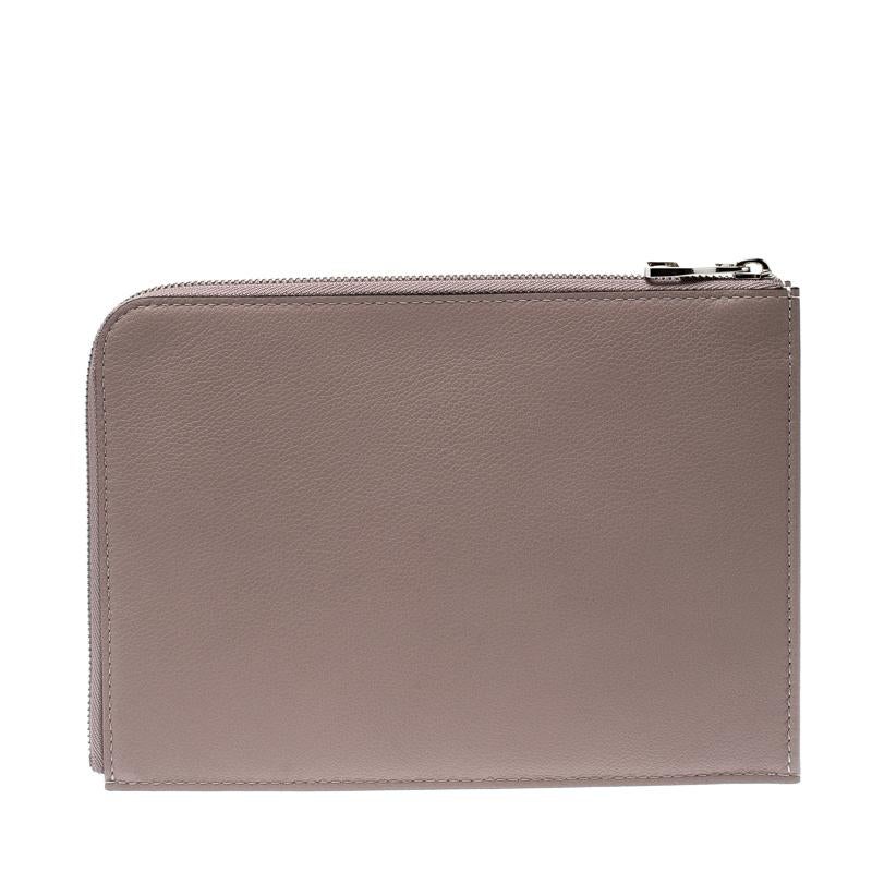 Designed with a sturdy and strong exterior, keep your essentials secure in an organised manner with this Jules PM pochette from Louis Vuitton. It has been crafted from taupe leather and designed with a silver-tone zipper which protects an Alcantara