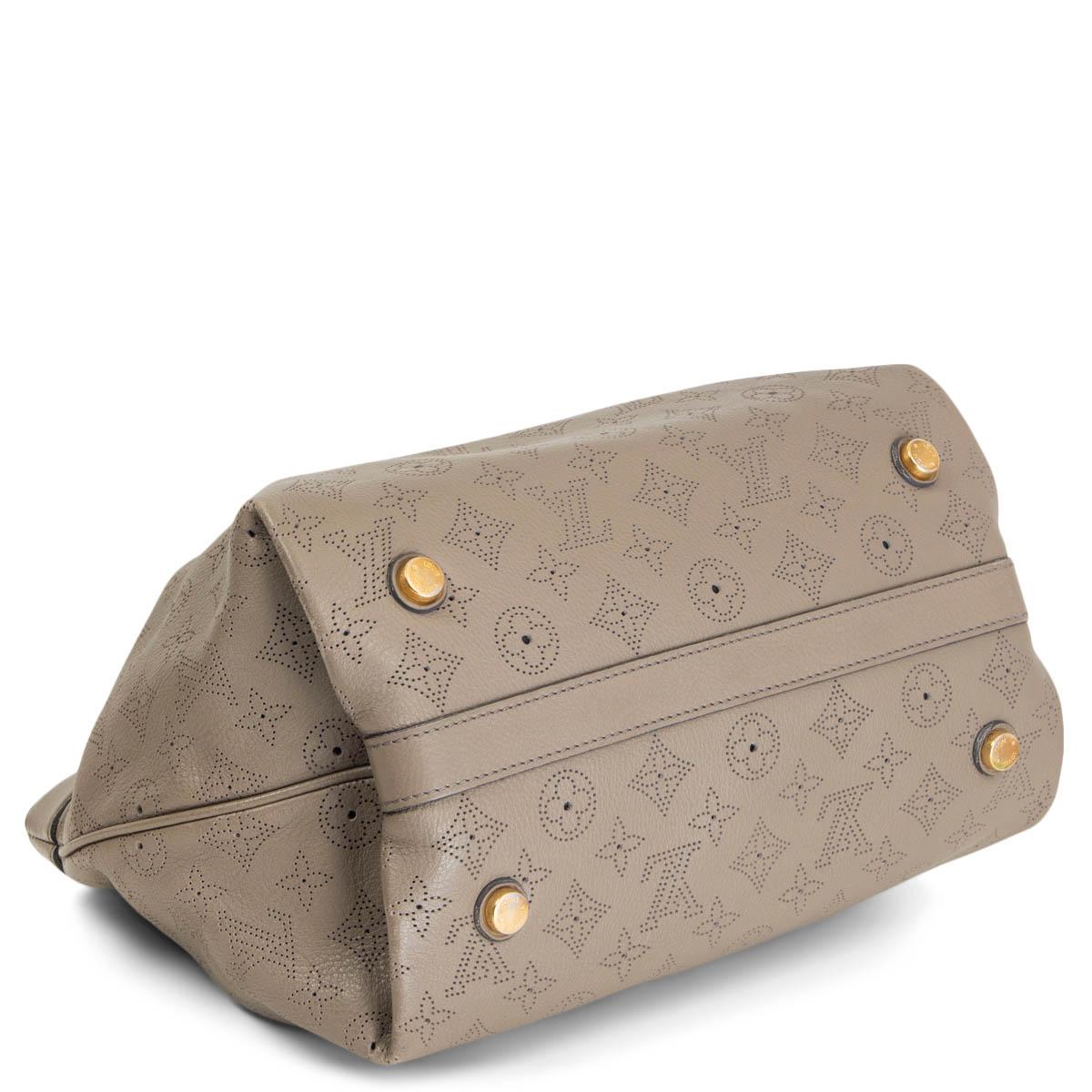 LOUIS VUITTON taupefarbene MONOGRAM MAHINA CIRRUS PM Umhängetasche aus Leder im Zustand „Hervorragend“ im Angebot in Zürich, CH